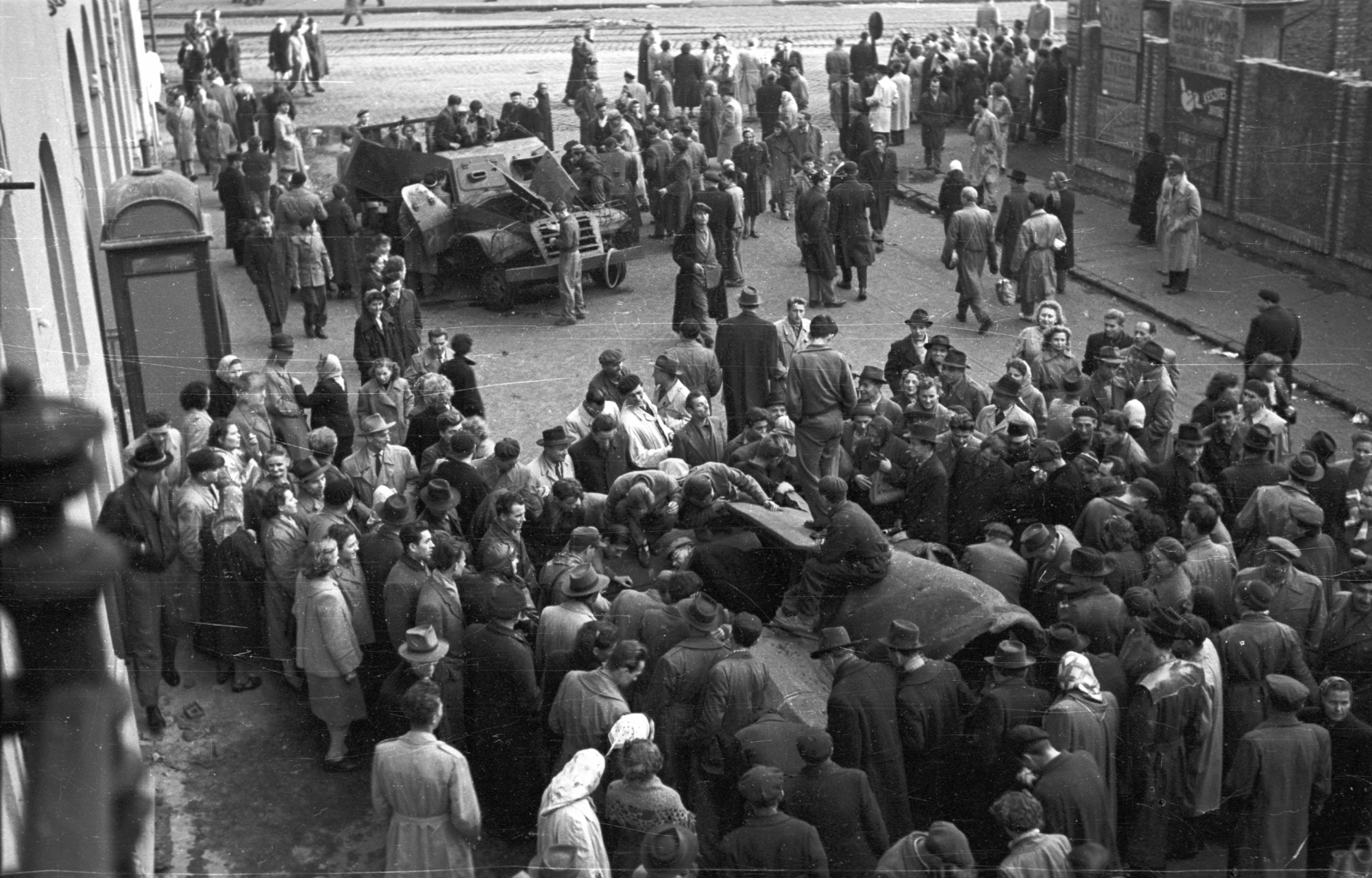 Magyarország, Budapest VII., Akácfa utca Rákóczi út felé nézve, folyik a Sztálin szobor szétdarabolása., 1956, Nagy Gyula, szovjet gyártmány, tömeg, páncélautó, forradalom, szobor, utcakép, járműroncs, jelképrombolás, sokadalom, Sztálin ábrázolás, harcjármű, BTR 152, Budapest, szobron ül, szobron áll, Fortepan #40132