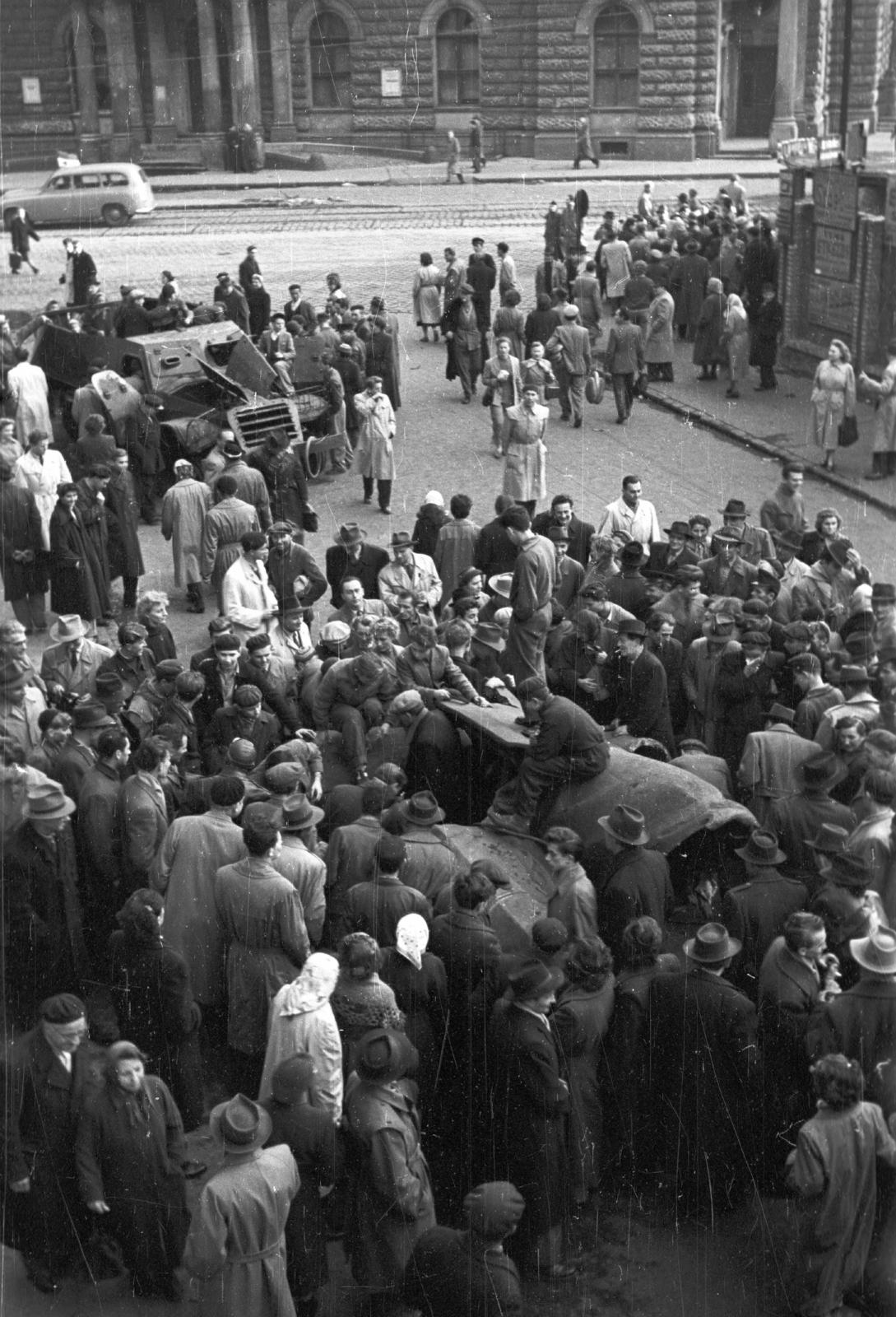 Hungary, Budapest VII., Akácfa utca, folyik a Sztálin szobor szétdarabolása, háttérben a Nemzeti Színház., 1956, Nagy Gyula, Soviet brand, armoured car, revolution, sculpture, wreck, destruction of symbols, Joseph Stalin portrayal, combat vehicle, Budapest, sitting on a sculpture, standing on a sculpture, Fortepan #40133