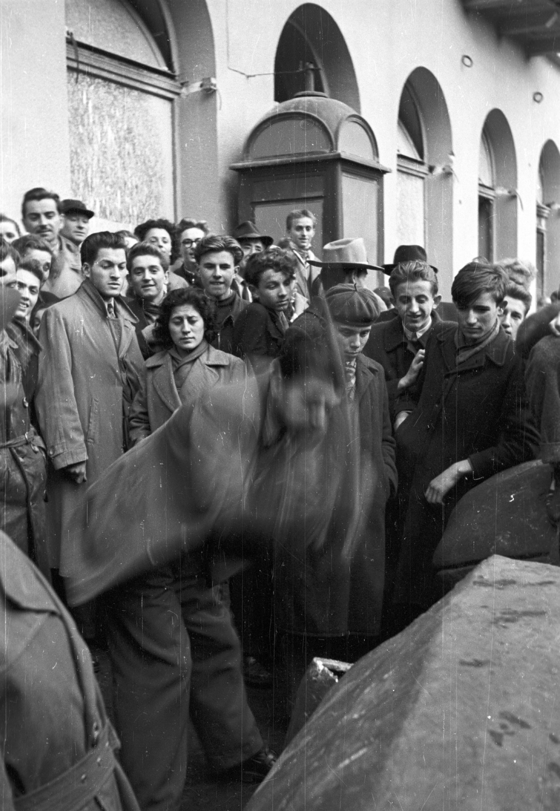 Magyarország, Budapest VII., Akácfa utca Rákóczi út felé nézve, folyik a Sztálin szobor szétdarabolása., 1956, Nagy Gyula, tömeg, forradalom, szobor, telefonfülke, jelképrombolás, Sztálin ábrázolás, Budapest, Fortepan #40135
