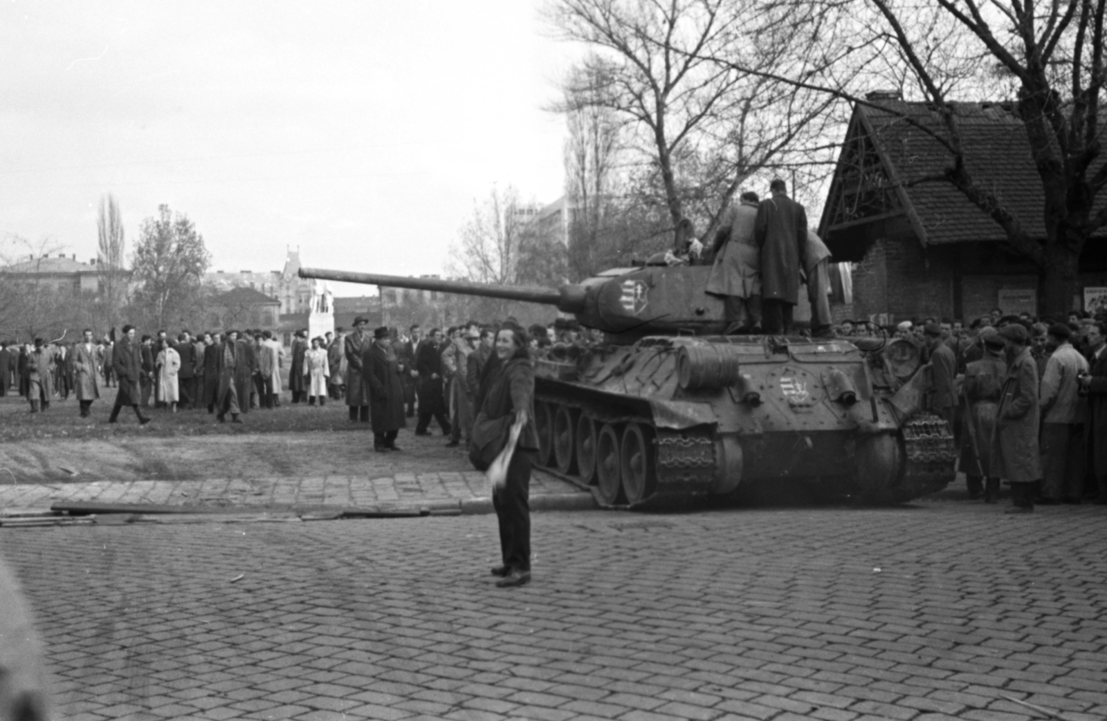 Hungary, Budapest VIII., II. János Pál pápa (Köztársaság) tér, háttérben a Baleseti kórház és az azóta már lebontott Nemzeti munka szobra. T34/85 típusú harckocsi., 1956, Nagy Gyula, Soviet brand, mass, revolution, tank, crest, untitled, Kossuth coat of arms, Budapest, Fortepan #40146