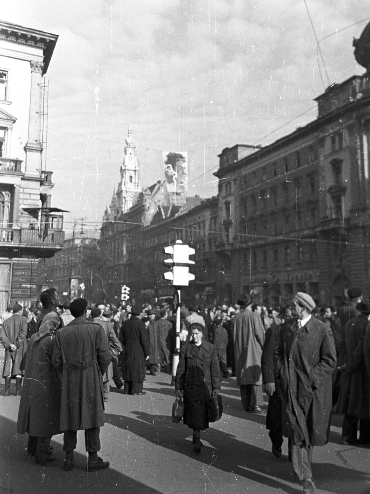 Hungary, Budapest VII., Rákóczi út - Nagykörút kereszteződés. Érdekes az EMKE házon a két I. emeleti erkélyt összekötő szerkezet, tetővel, a forgalomirányító rendőr számára., 1956, Nagy Gyula, mass, revolution, signal, Budapest, Fortepan #40151