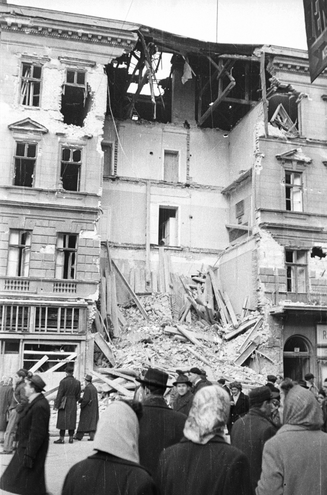 Hungary, Budapest VII., Rákóczi út 82., Huszár utcai sarokház., 1956, Nagy Gyula, war damage, revolution, damaged building, Budapest, Fortepan #40155