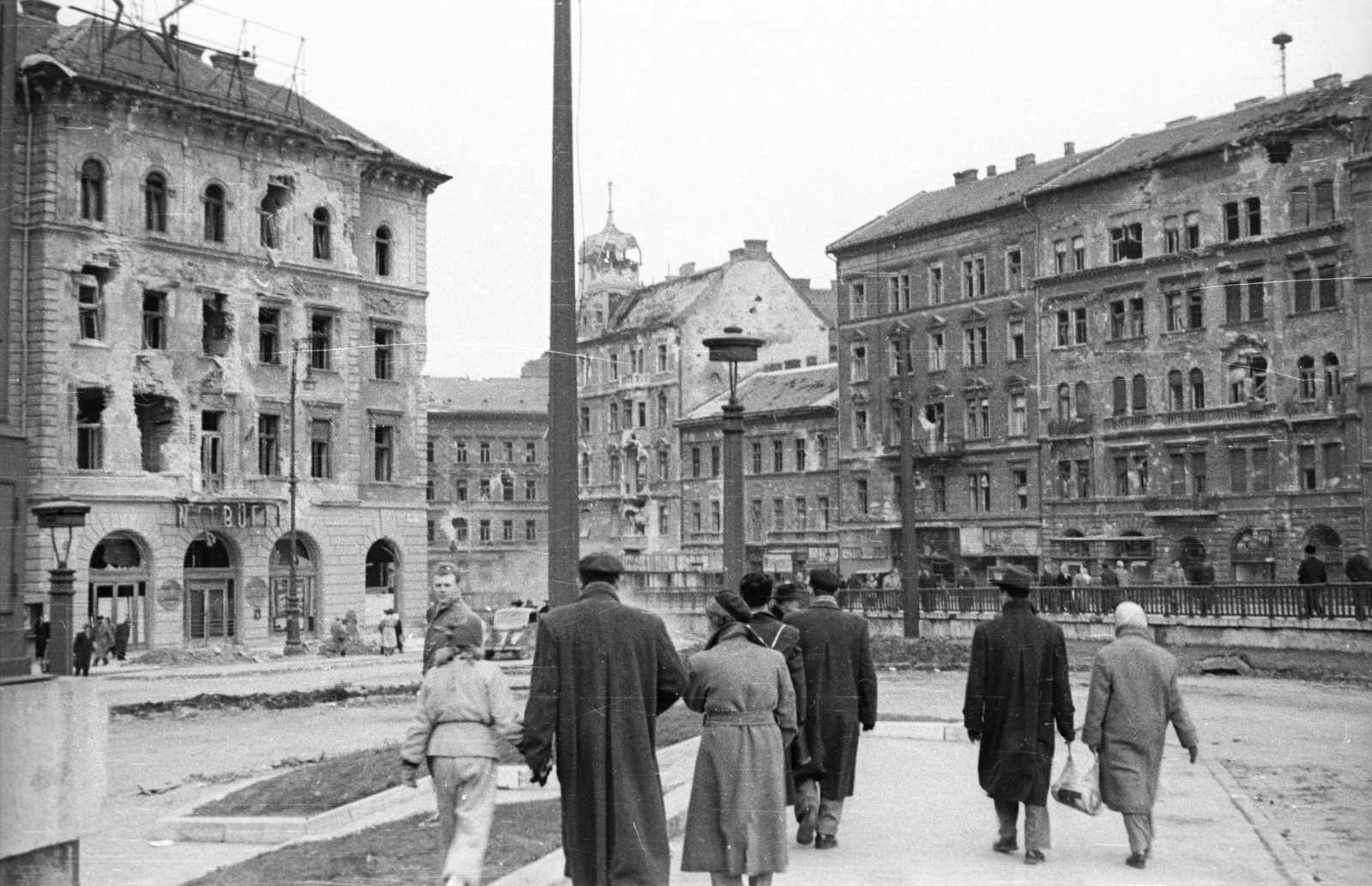 Hungary, Budapest IX., Boráros tér a Ferenc körút felé nézve., 1956, Nagy Gyula, war damage, label, revolution, lamp post, Budapest, damaged building, Fortepan #40158