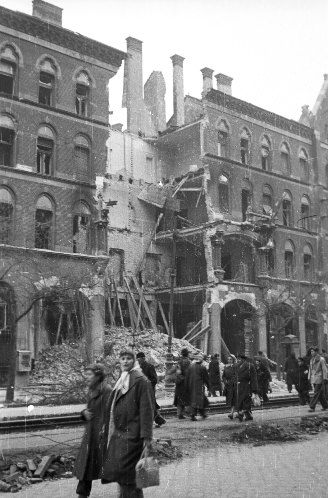 Hungary, Budapest VII., Erzsébet (Lenin) körút 19. (a Barcsay utca sarkán álló ház)., 1956, Nagy Gyula, war damage, revolution, Budapest, damaged building, Fortepan #40159