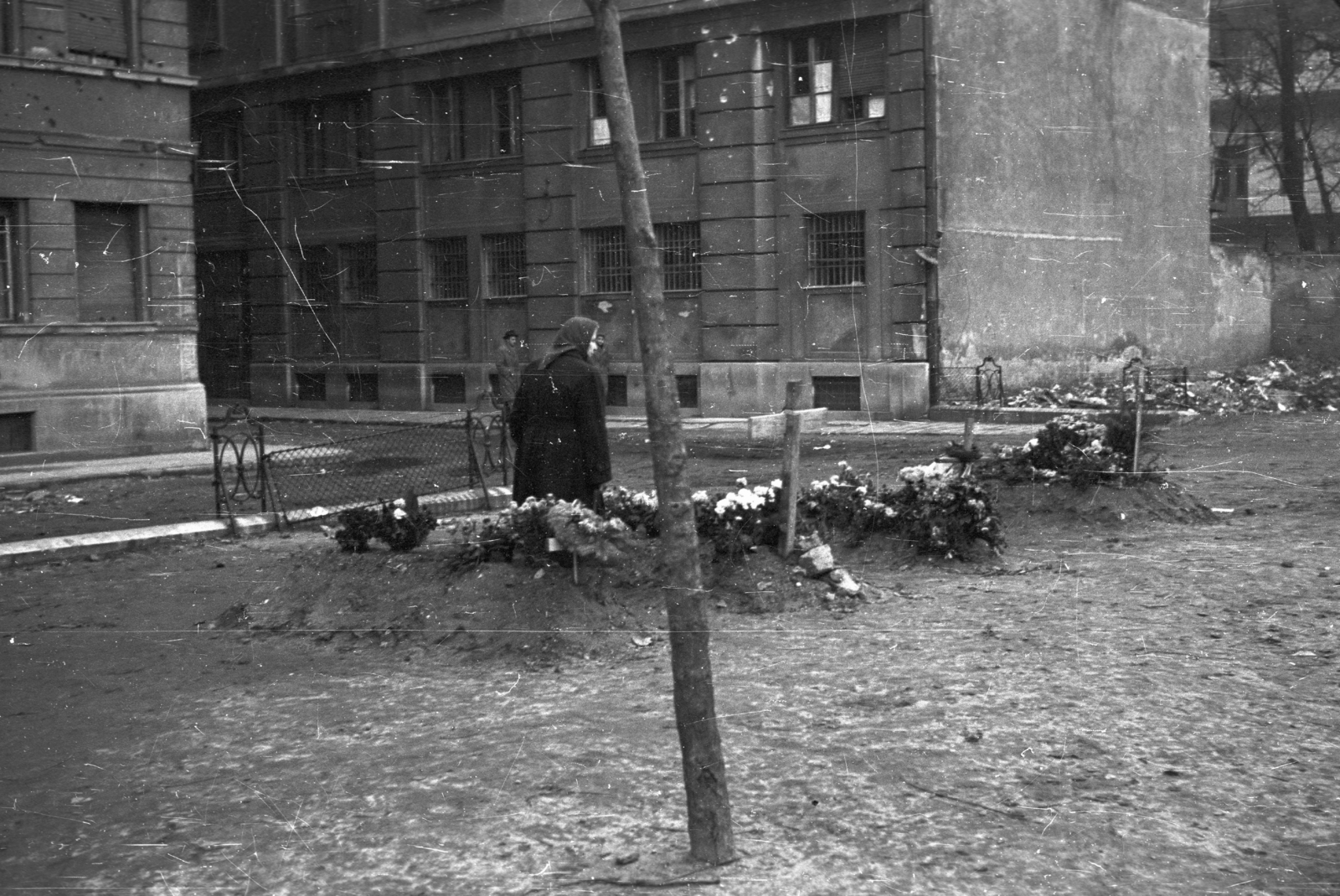 Magyarország, Budapest IX., Markusovszky (Úttörő) tér, az 1956-os forradalom alatt elesettek ideiglenes sírjai a későbbi Biblia utcánál., 1956, Nagy Gyula, forradalom, virág, gyász, sírhalom, Budapest, Fortepan #40189