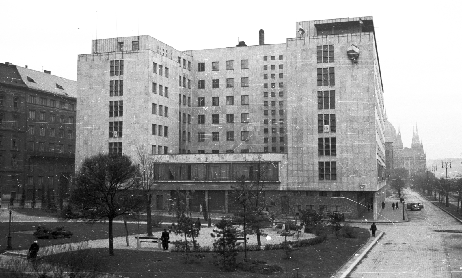 Hungary, Budapest V., Jászai Mari tér, az ÁVH egykori, ekkor már a BM-hez tartozó épülete, a mai Képviselői Irodaház ("Fehér Ház")., 1956, Nagy Gyula, revolution, public building, Budapest, Fortepan #40191