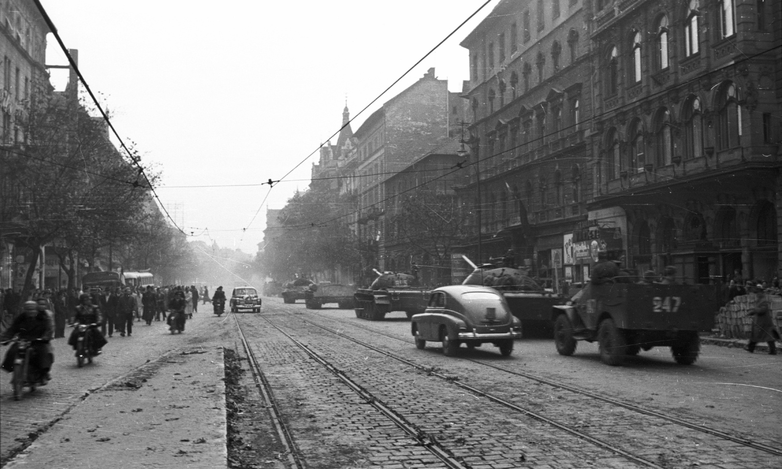 Magyarország, Budapest VI., Teréz (Lenin) körút a Podmaniczky (Rudas László) utcától a Szondi utca felé nézve. A szovjet csapatok ideiglenes kivonulása 1956. október 31-én., 1956, Nagy Gyula, szovjet gyártmány, páncélautó, forradalom, motorkerékpár, harckocsi, utcakép, automobil, GAZ M20 Pobeda, harcjármű, BTR 40, ISZ-3 harckocsi, Budapest, Fortepan #40199