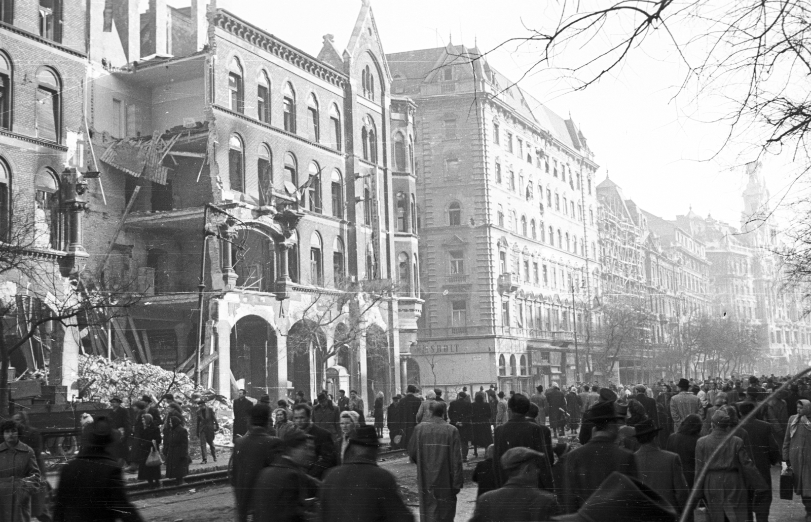 Hungary, Budapest VII., Erzsébet (Lenin) körút, szemben a Barcsay utca torkolata., 1956, Nagy Gyula, war damage, mass, revolution, ruins, damaged building, scaffolding, Budapest, Fortepan #40208