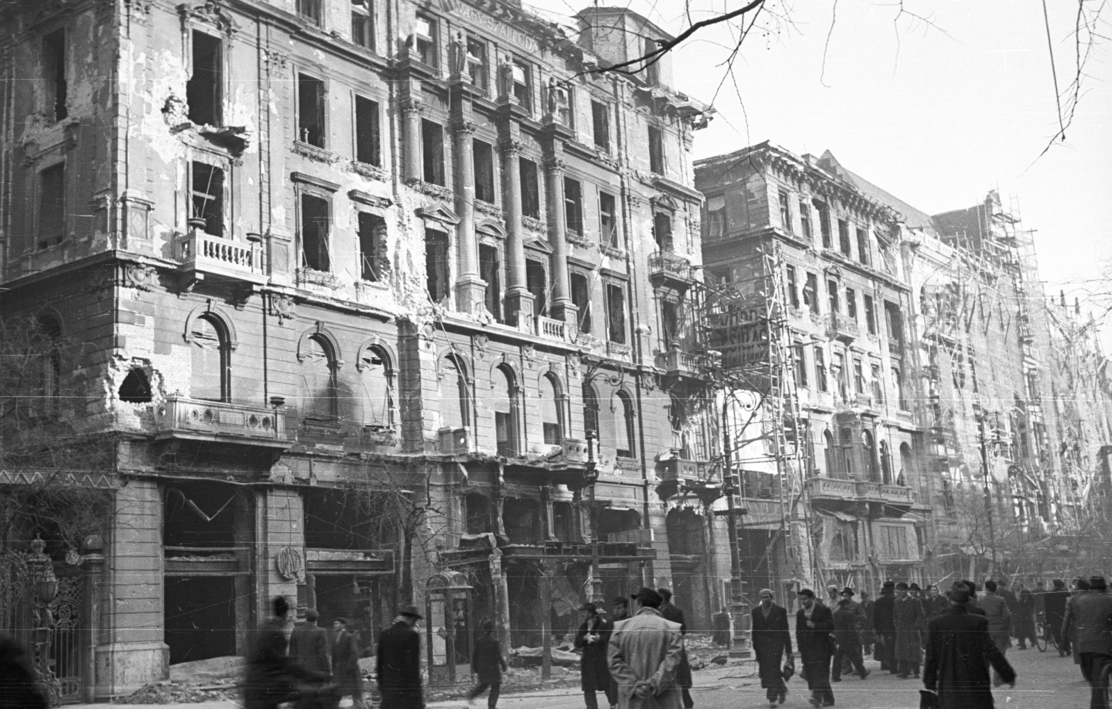 Hungary, Budapest VII., Erzsébet (Lenin) körút, Royal Szálló., 1956, Nagy Gyula, war damage, revolution, hotel, ruins, phone booth, Budapest, Fortepan #40211