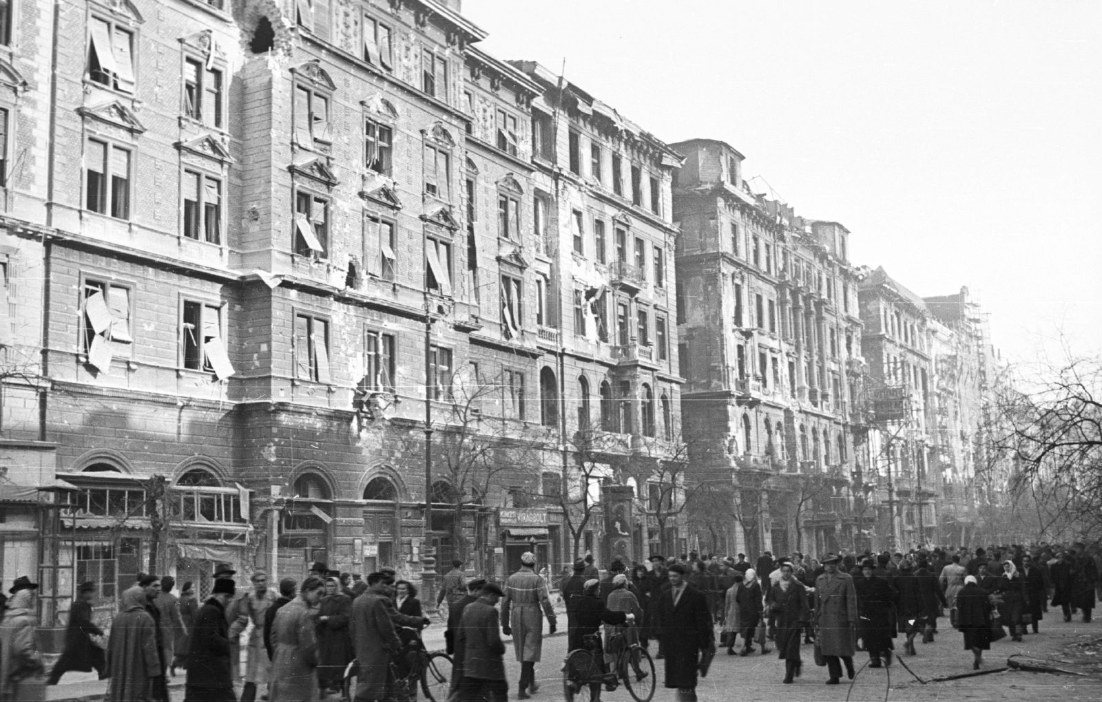 Hungary, Budapest VII., Erzsébet (Lenin) körút a Király (Majakovszkij) utca felől a Dob utca felé nézve., 1956, Nagy Gyula, war damage, mass, revolution, Budapest, Fortepan #40213