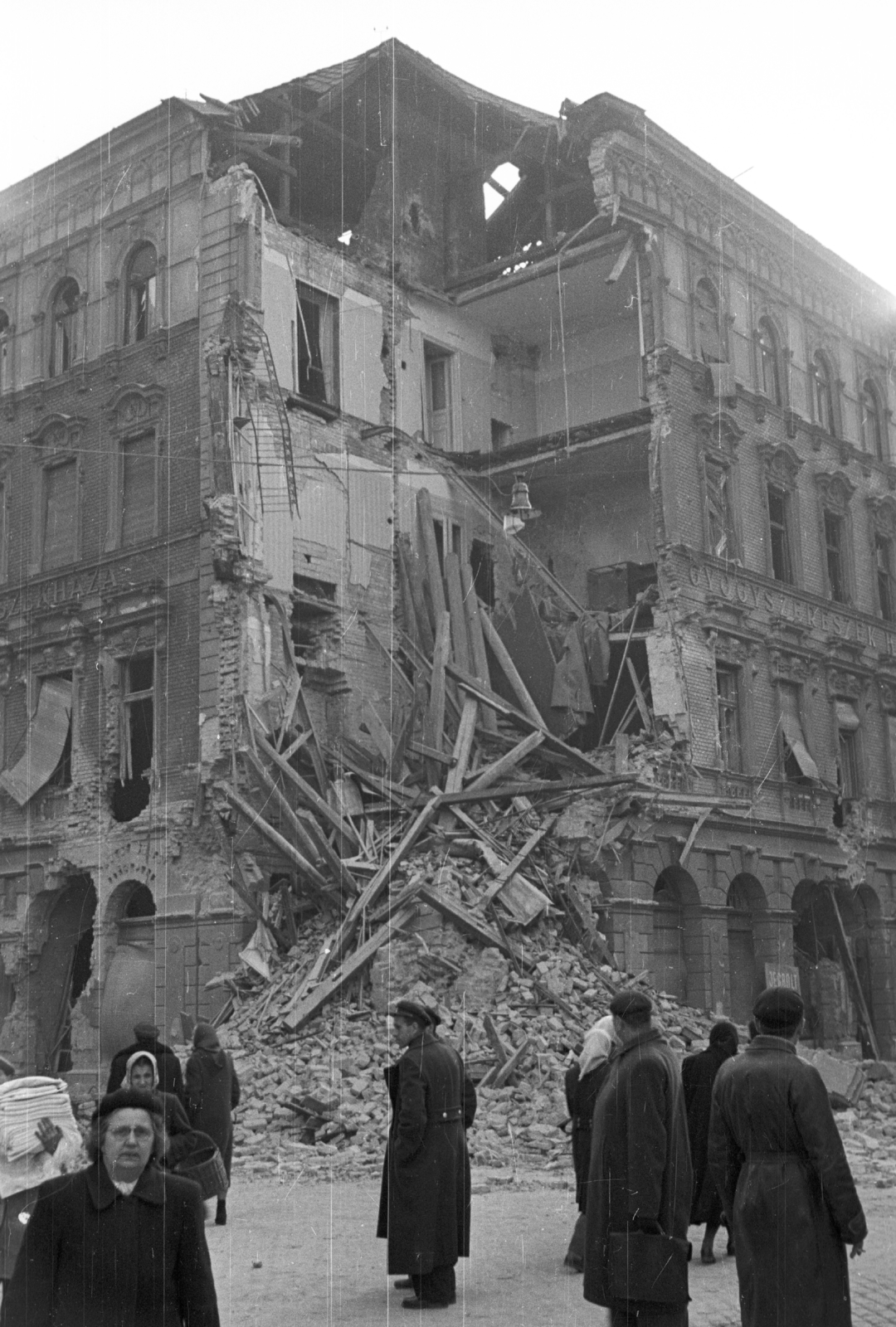 Magyarország, Budapest VI., Hunyadi tér, romos épület a Szófia utca - Csengery utca sarkán., 1956, Nagy Gyula, háborús kár, forradalom, rom, Budapest, épületkár, Fortepan #40215