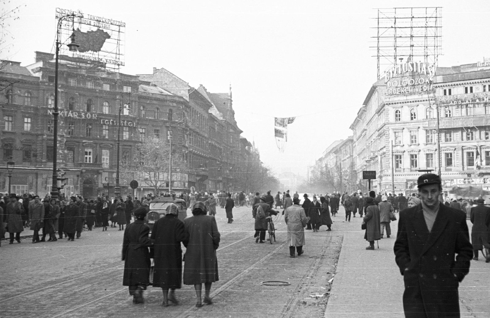 Magyarország, Budapest VI., Oktogon (November 7. tér) a Nyugati felé nézve., 1956, Nagy Gyula, reklám, térkép, zászló, tömeg, felirat, forradalom, lámpaoszlop, OTP, Budapest, Fortepan #40217