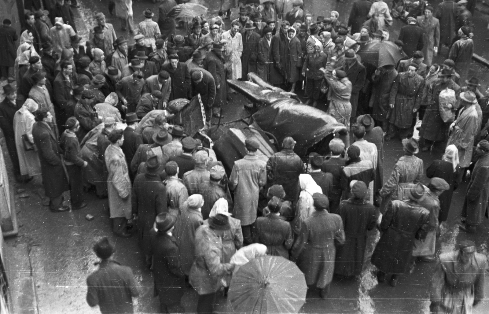 Hungary, Budapest VII., Akácfa utca eleje, folyik a Sztálin szobor szétdarabolása., 1956, Nagy Gyula, revolution, sculpture, destruction of symbols, Joseph Stalin portrayal, Budapest, Fortepan #40220
