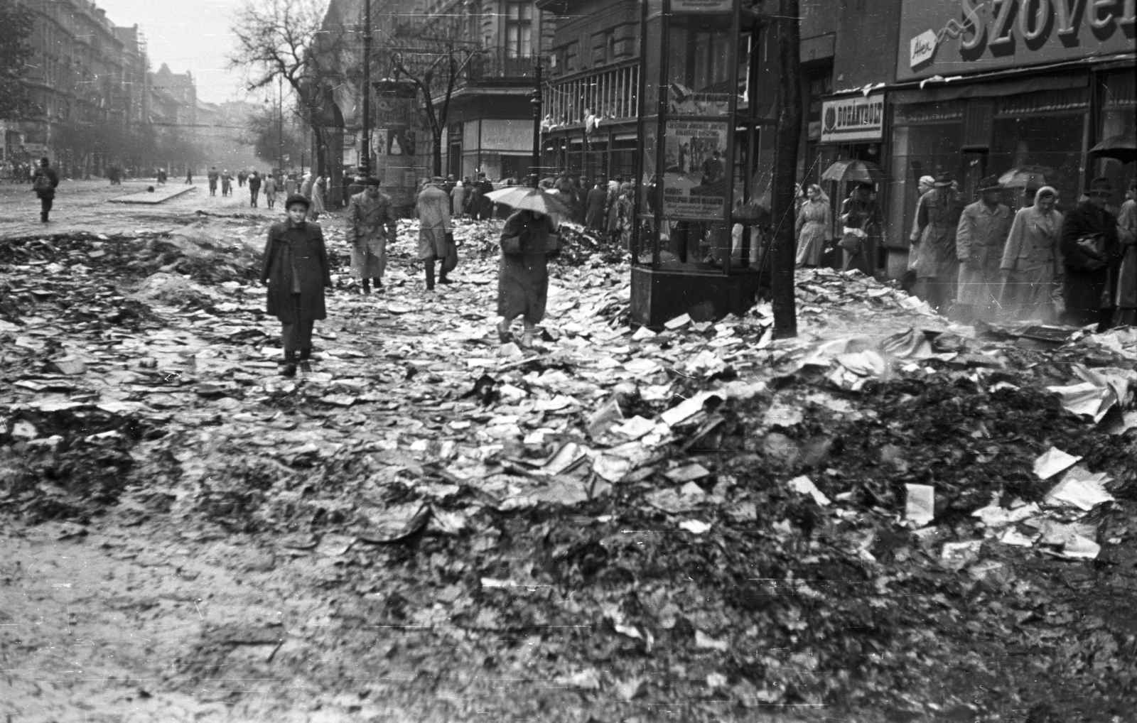 Hungary, Budapest VI., Teréz (Lenin) körút az Oktogon felől a Dohnányi Ernő (Szófia) utca felé nézve., 1956, Nagy Gyula, poster, revolution, ad pillar, phone booth, Budapest, Fortepan #40225