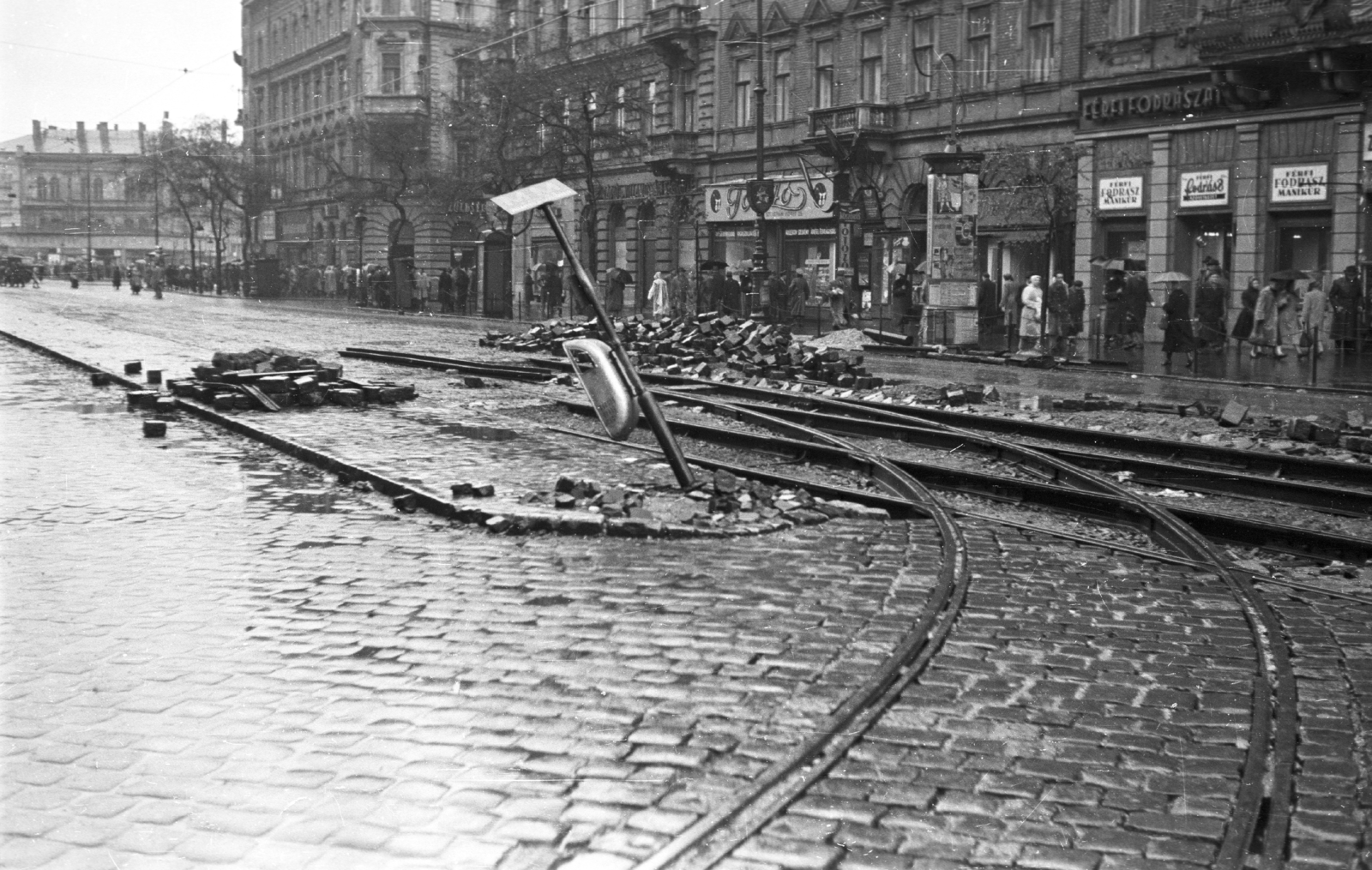 Magyarország, Budapest V., Szent István körút a Visegrádi utcától a Nyugati (Marx) tér felé nézve., 1956, Nagy Gyula, plakát, cégtábla, forradalom, utcakép, életkép, hirdetőoszlop, kockakő, villamosmegálló, Budapest, Fortepan #40233