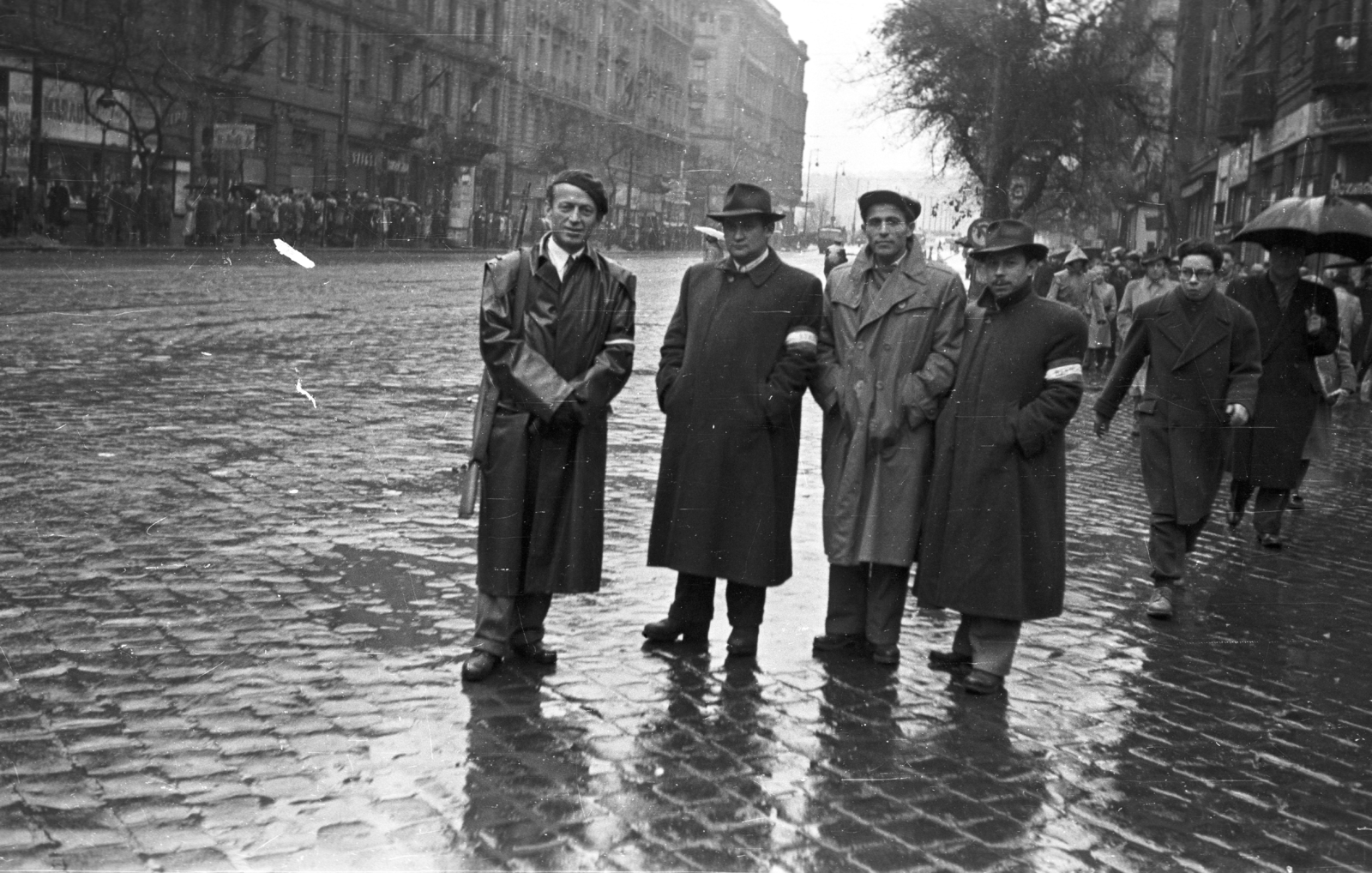Magyarország, Budapest XIII., Szent István körút, a Pannónia utcától a Margit híd felé nézve., 1956, Nagy Gyula, kalap, forradalom, csoportkép, járókelő, utcakép, életkép, hirdetőoszlop, esernyő, fegyver, svájcisapka, micisapka, karszalag, eső, puska, Budapest, zsebredugott kéz, sínpálya, Fortepan #40235