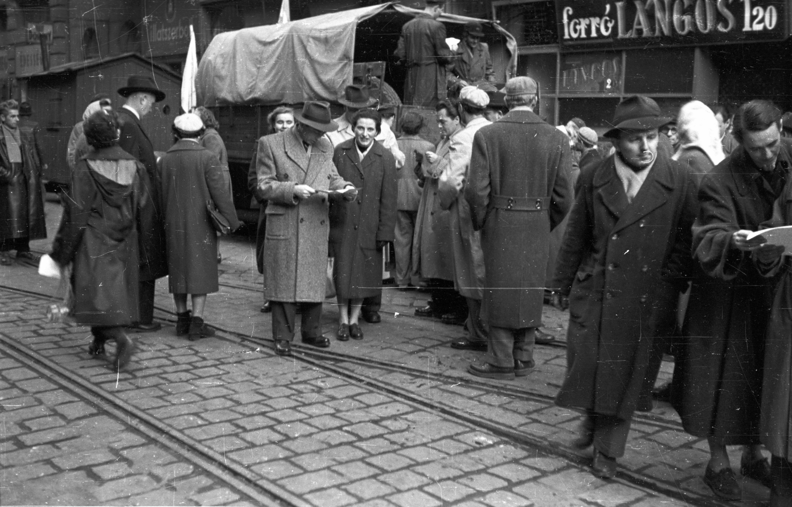 Magyarország, Budapest XIII., Visegrádi utca a Szent István körút felől nézve., 1956, Nagy Gyula, cégtábla, forradalom, teherautó, utcakép, életkép, csoportosulás, röplap, Budapest, sínpálya, Fortepan #40244