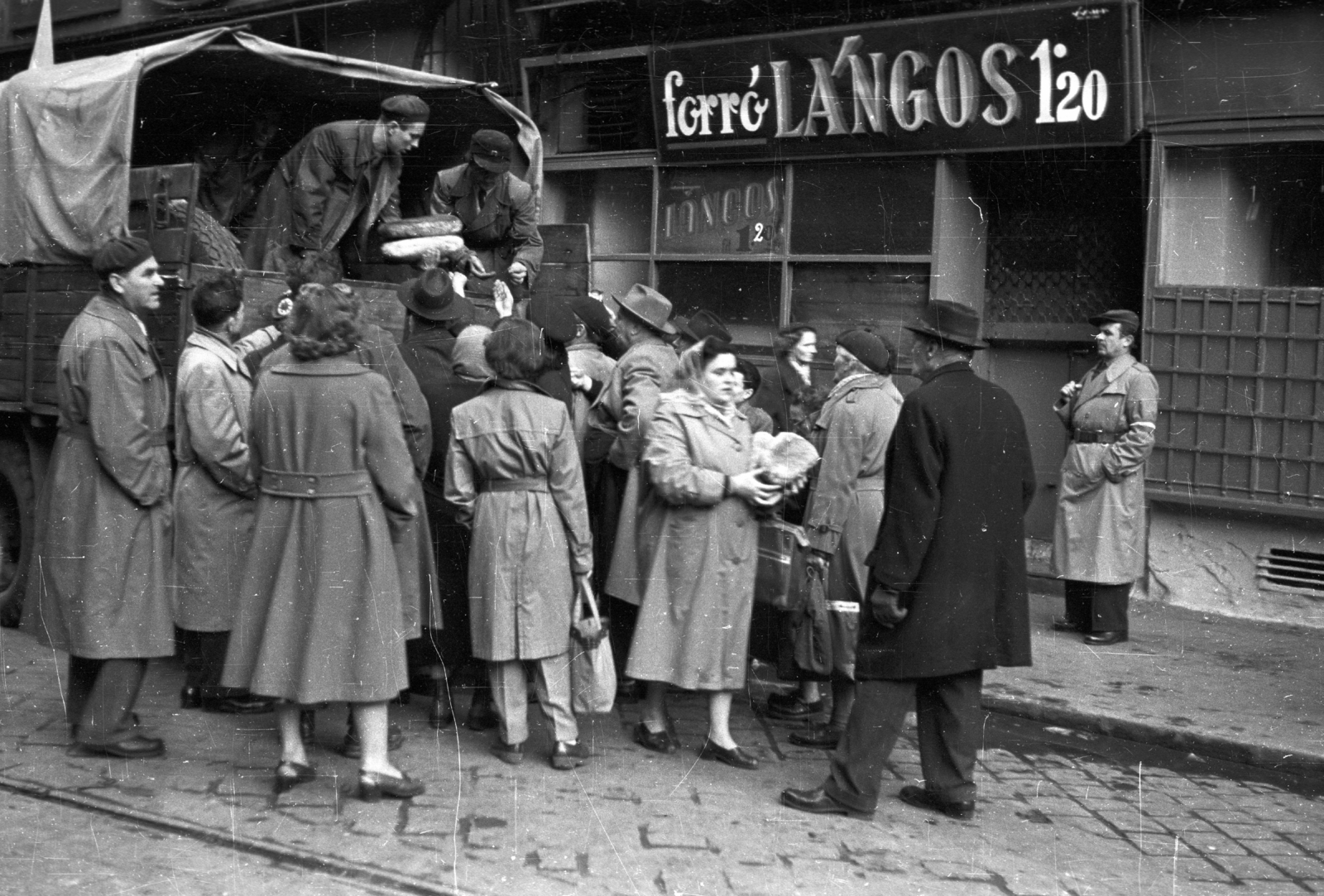 Magyarország, Budapest XIII., Visegrádi utca, kenyérárusítás teherautóról a Szent István körút 24-es számú sarokház mellett., 1956, Nagy Gyula, cégtábla, forradalom, teherautó, utcakép, életkép, csoportosulás, kenyér, nemzetőr, Budapest, karszalag, árcédula, lángos, Fortepan #40245