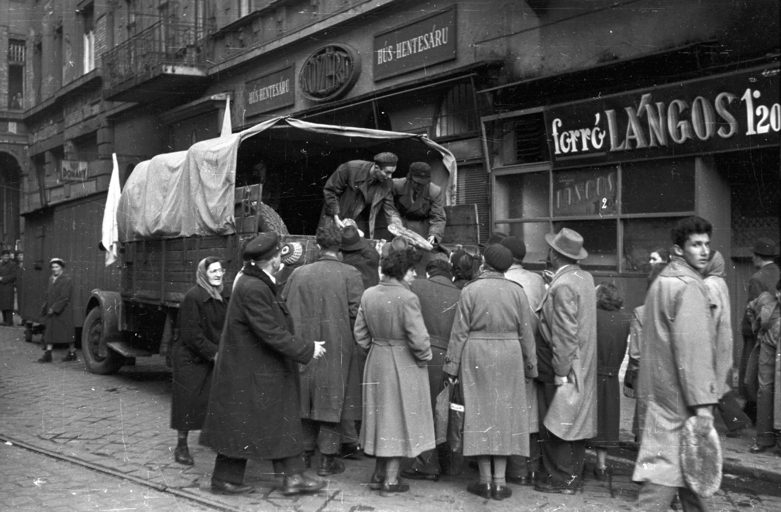 Hungary, Budapest XIII., Visegrádi utca, kenyérárusítás teherautóról a Szent István körút 24-es számú sarokház mellett., 1956, Nagy Gyula, sign-board, revolution, commercial vehicle, street view, genre painting, loaf of bread, Budapest, butcher shop, price tag, scone, Fortepan #40246