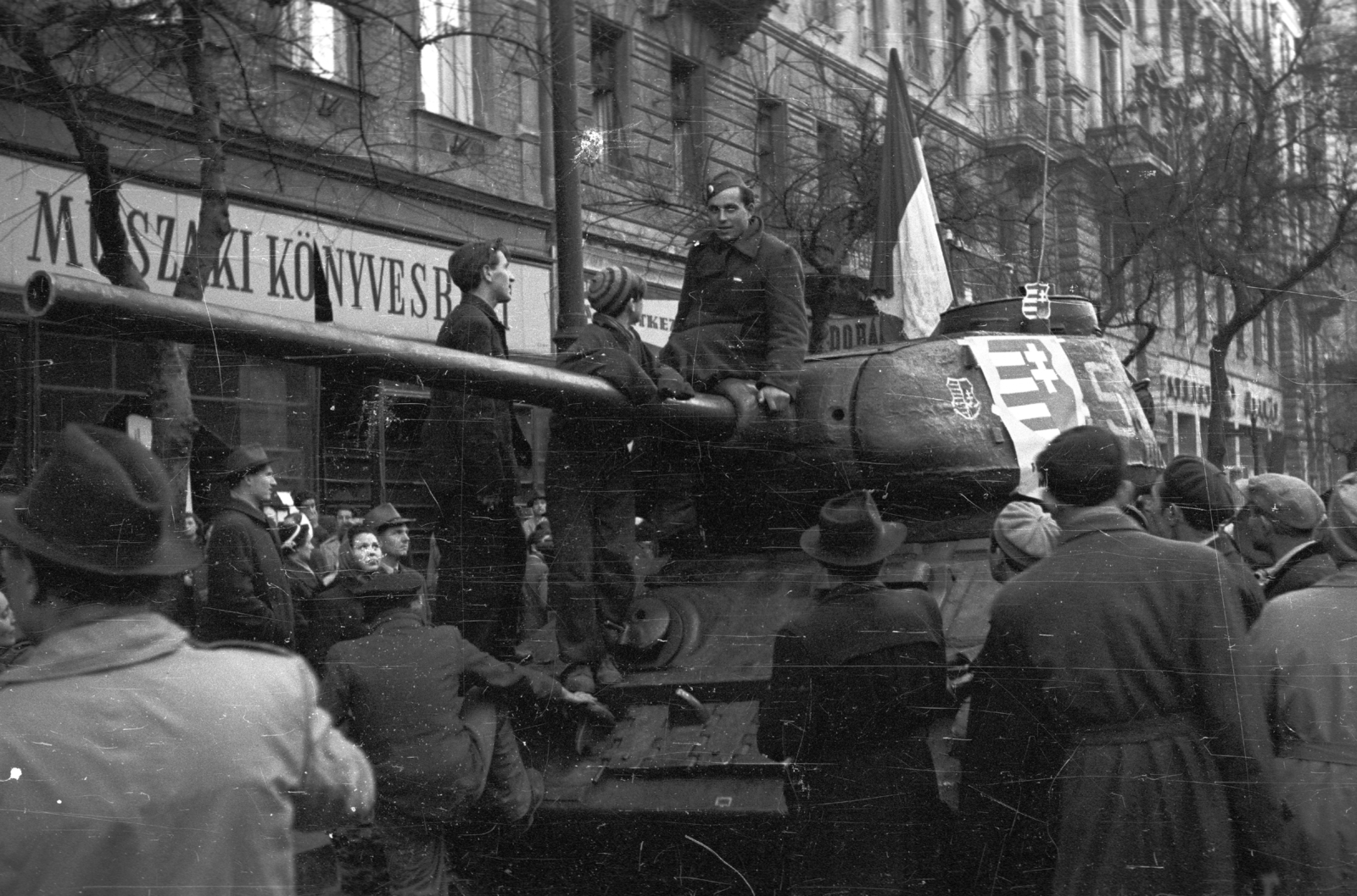 Magyarország, Budapest VII., Erzsébet (Lenin) körút a Dohány utca felől a Rákóczi út felé nézve. T34/85 típusú harckocsi., 1956, Nagy Gyula, zászló, cégtábla, szovjet gyártmány, forradalom, harckocsi, könyvesbolt, címer, katona, T-34 tank, Kossuth címer, Budapest, Fortepan #40249