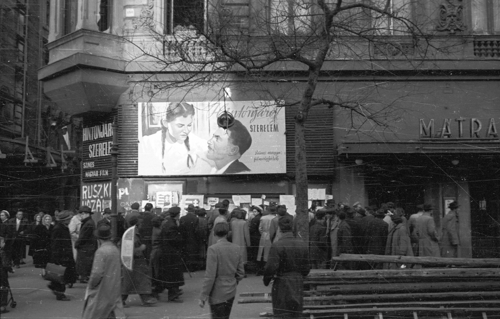 Magyarország, Budapest VII., Erzsébet (Lenin) körút - Dob utca sarok, Mátra mozi., 1956, Nagy Gyula, plakát, felirat, forradalom, csoportosulás, mozi, Kossuth címer, Budapest, filmplakát, Fortepan #40251