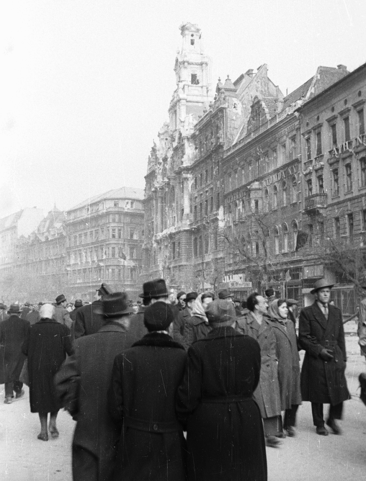 Magyarország, Budapest VII., Erzsébet (Lenin) körút a Rákóczi út felől a Dohány utca felé nézve, szemben a New York palota., 1956, Nagy Gyula, háborús kár, tömeg, forradalom, szálloda, Budapest, Fortepan #40253