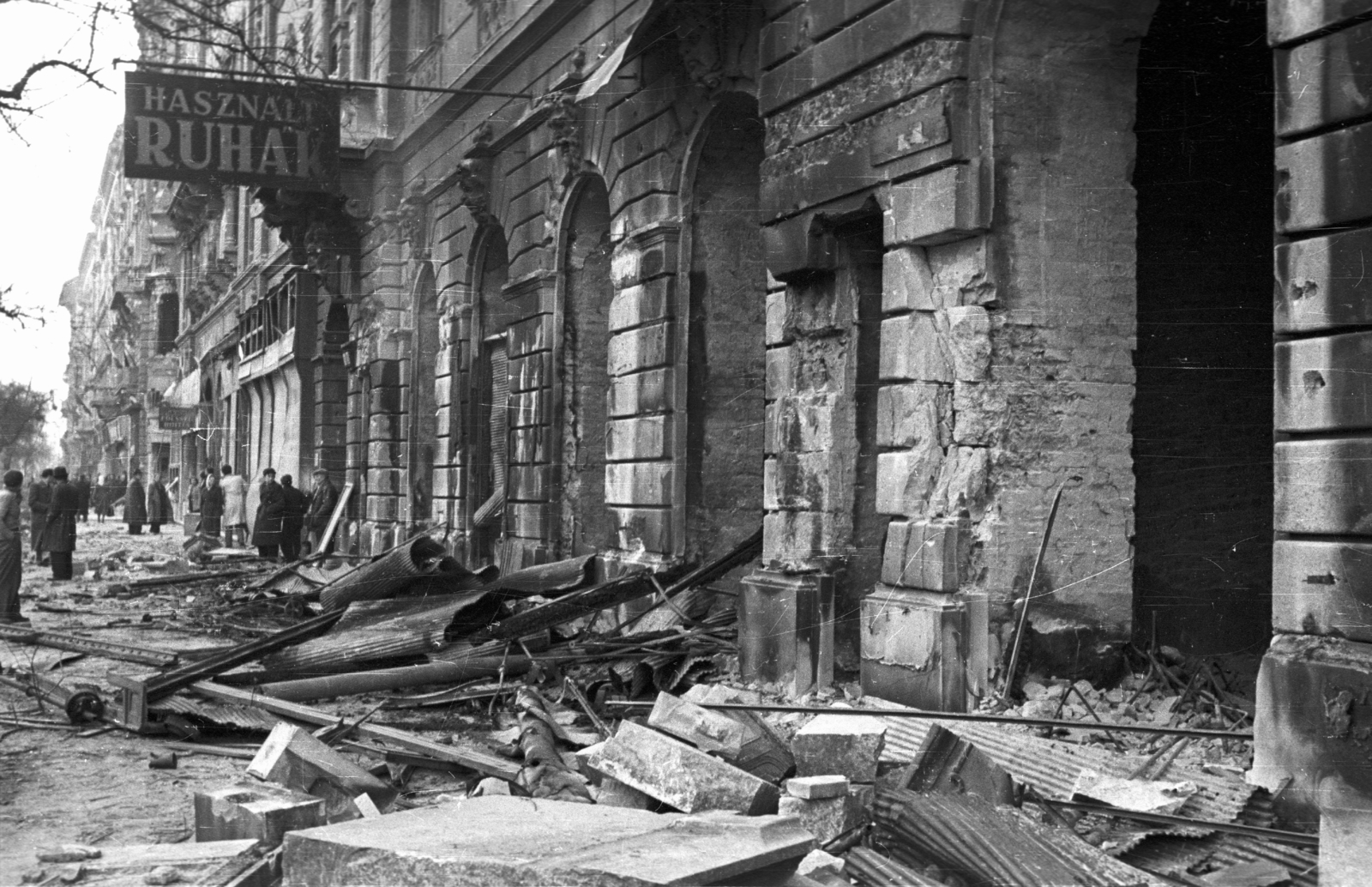 Magyarország, Budapest VIII., József körút a Baross utca felől a Csepreghy utca felé nézve., 1956, Nagy Gyula, háborús kár, cégtábla, forradalom, épületkár, ruhaüzlet, Budapest, Fortepan #40256