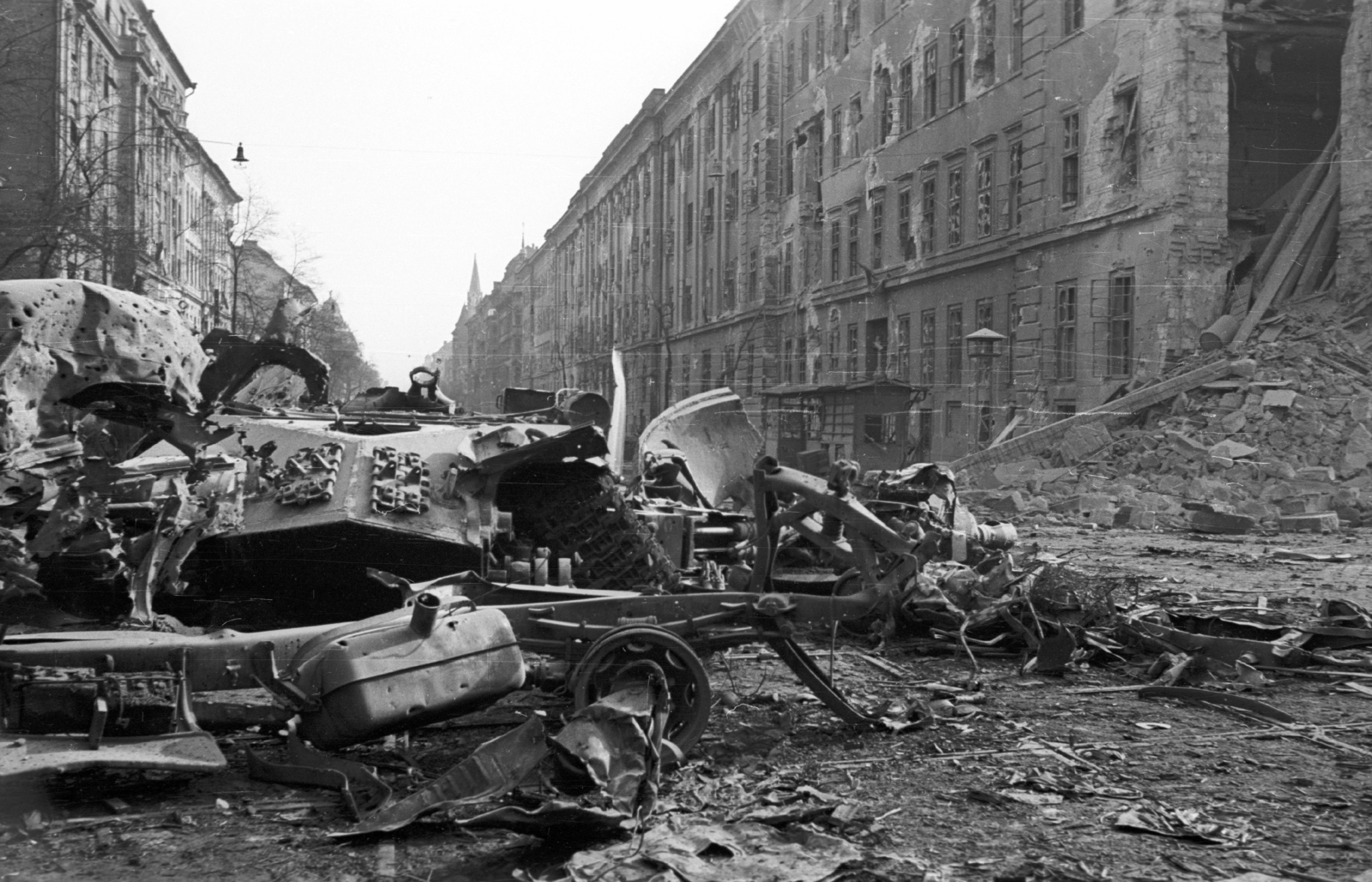Magyarország, Budapest VIII.,Budapest IX., Üllői út a Nagykörútról nézve, jobbra a Kilián laktanya. Előtérben egy ISZ-3 harckocsi roncsa., 1956, Nagy Gyula, háborús kár, szovjet gyártmány, forradalom, harckocsi, járműroncs, ISZ-3 harckocsi, Budapest, épületkár, Fortepan #40258