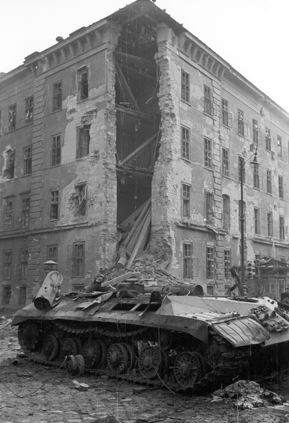 Magyarország, Budapest VIII., Üllői út - Ferenc körút sarok, Kilián laktanya. Előtérben egy ISZ-3 harckocsi roncsa., 1956, Nagy Gyula, háborús kár, szovjet gyártmány, forradalom, harckocsi, járműroncs, ISZ-3 harckocsi, Budapest, épületkár, Fortepan #40260