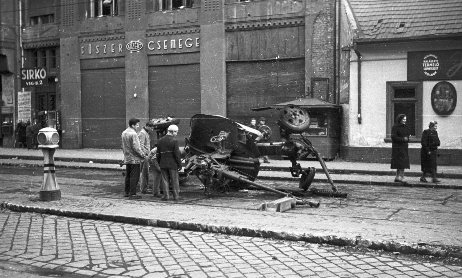 Magyarország, Budapest VIII., Népszínház utca 17., villamos-végállomás a körútnál. 39M. 37 mm-es légvédelmi gépágyú., 1956, Nagy Gyula, cégtábla, forradalom, fegyver, csibilámpa, gépágyú, Budapest, élelmiszerbolt, Közért Vállalat, Fortepan #40271