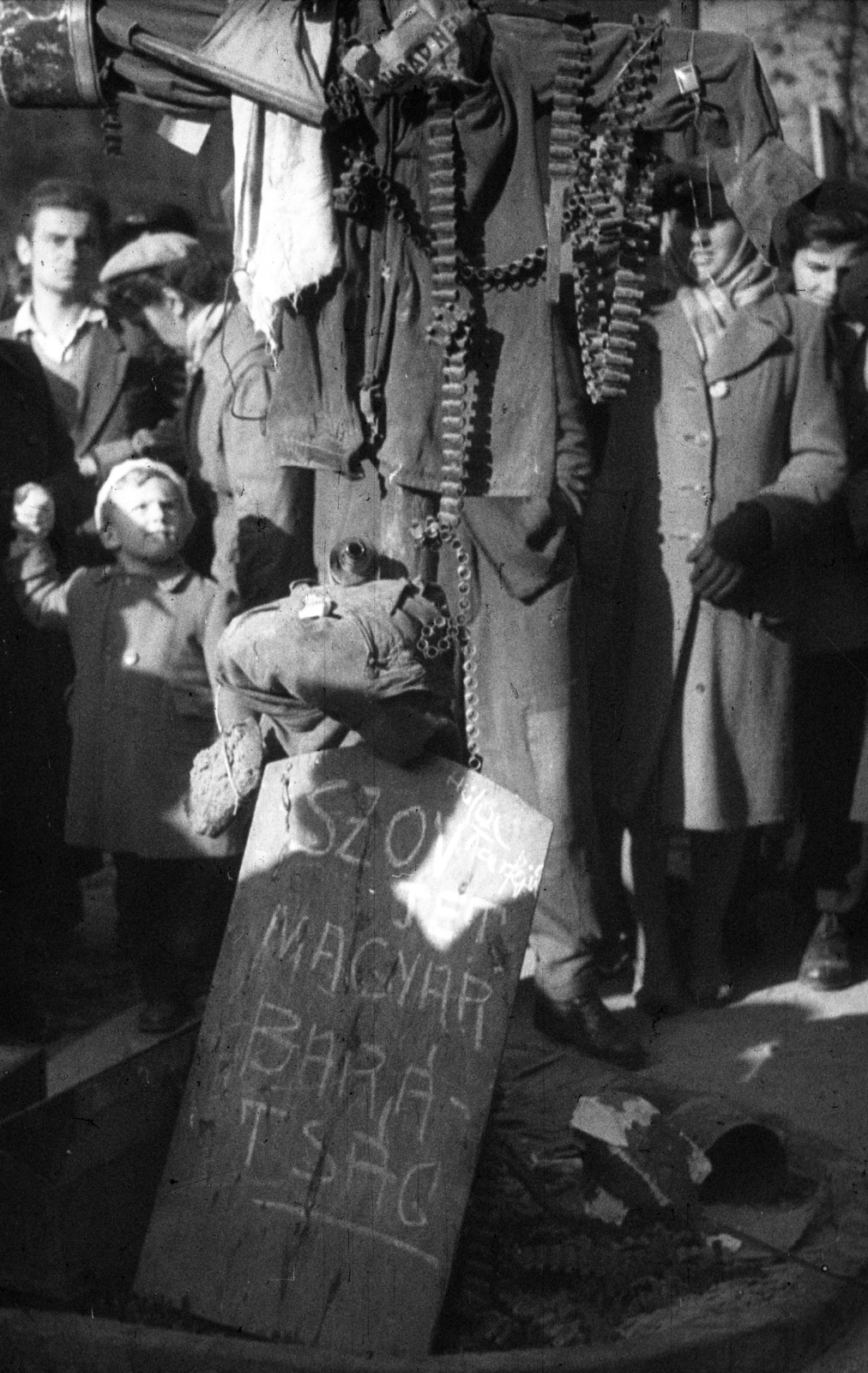 Magyarország, Budapest VIII., József körút 46. előtt készült a felvétel., 1956, Nagy Gyula, felirat, forradalom, madárijesztő, tábla, Budapest, heveder, Fortepan #40277