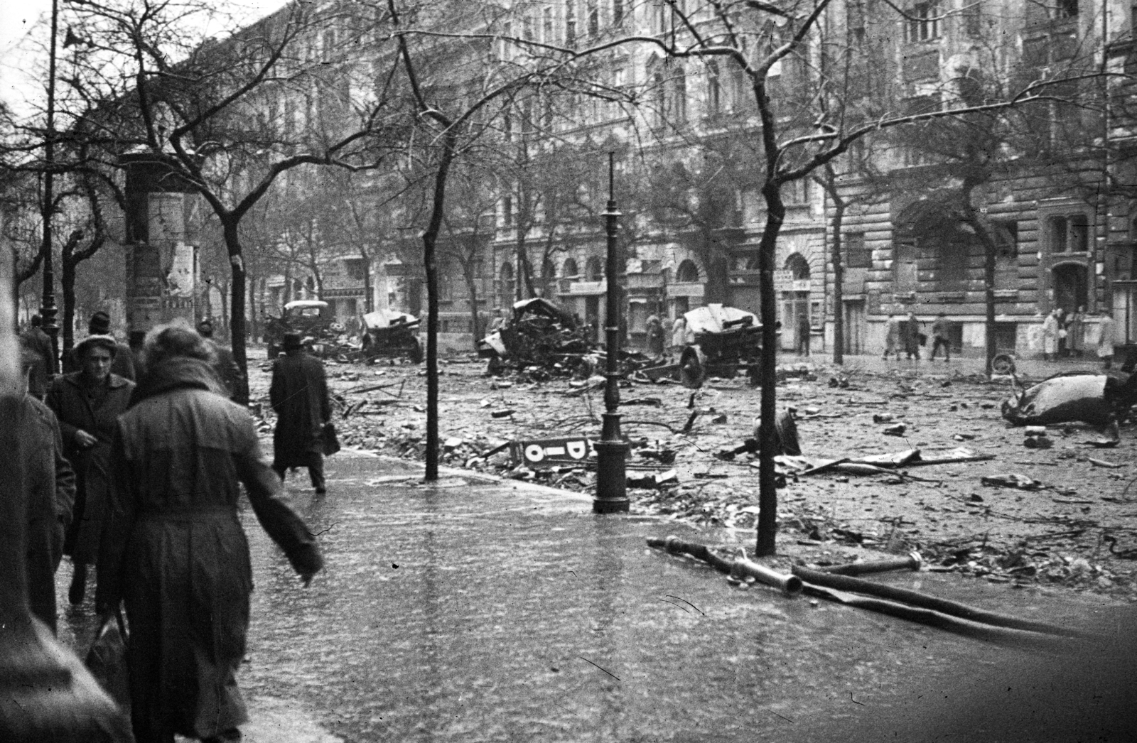 Magyarország, Budapest IX., Ferenc körút a Tompa utca felől az Üllői út irányába nézve., 1956, Nagy Gyula, plakát, forradalom, hirdetőoszlop, járműroncs, fegyver, löveg, Budapest, M30 tarack, Fortepan #40280