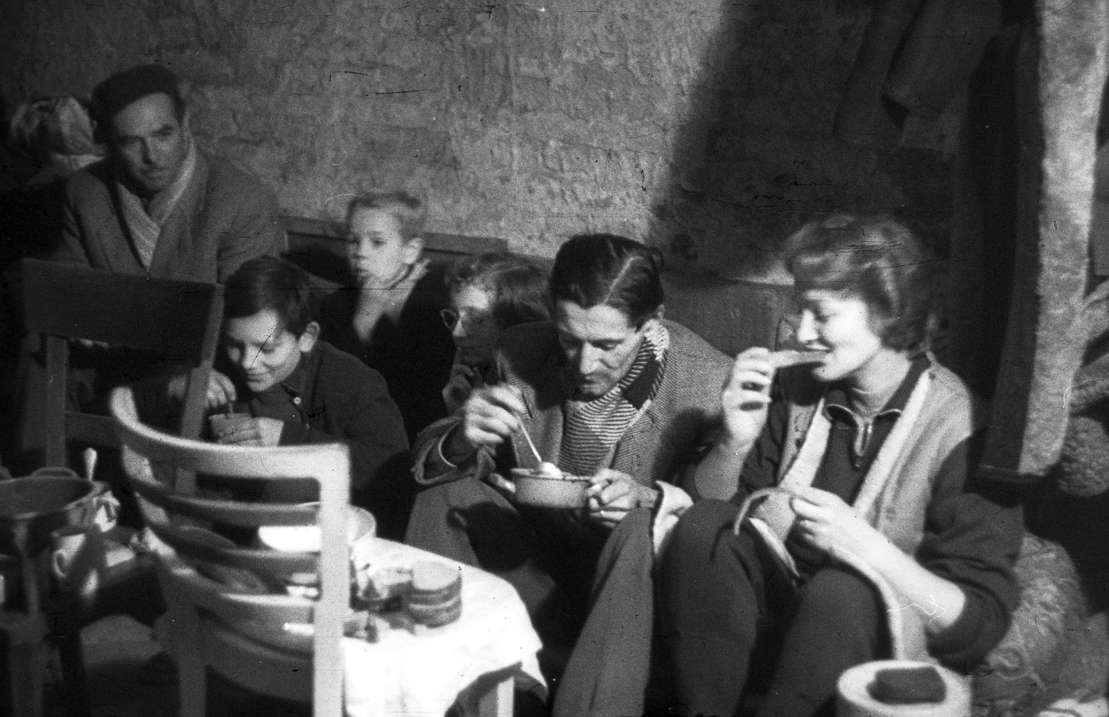 Magyarország, Budapest, élet a pincében a forradalom idején., 1956, Nagy Gyula, étkezés, forradalom, Fortepan #40281