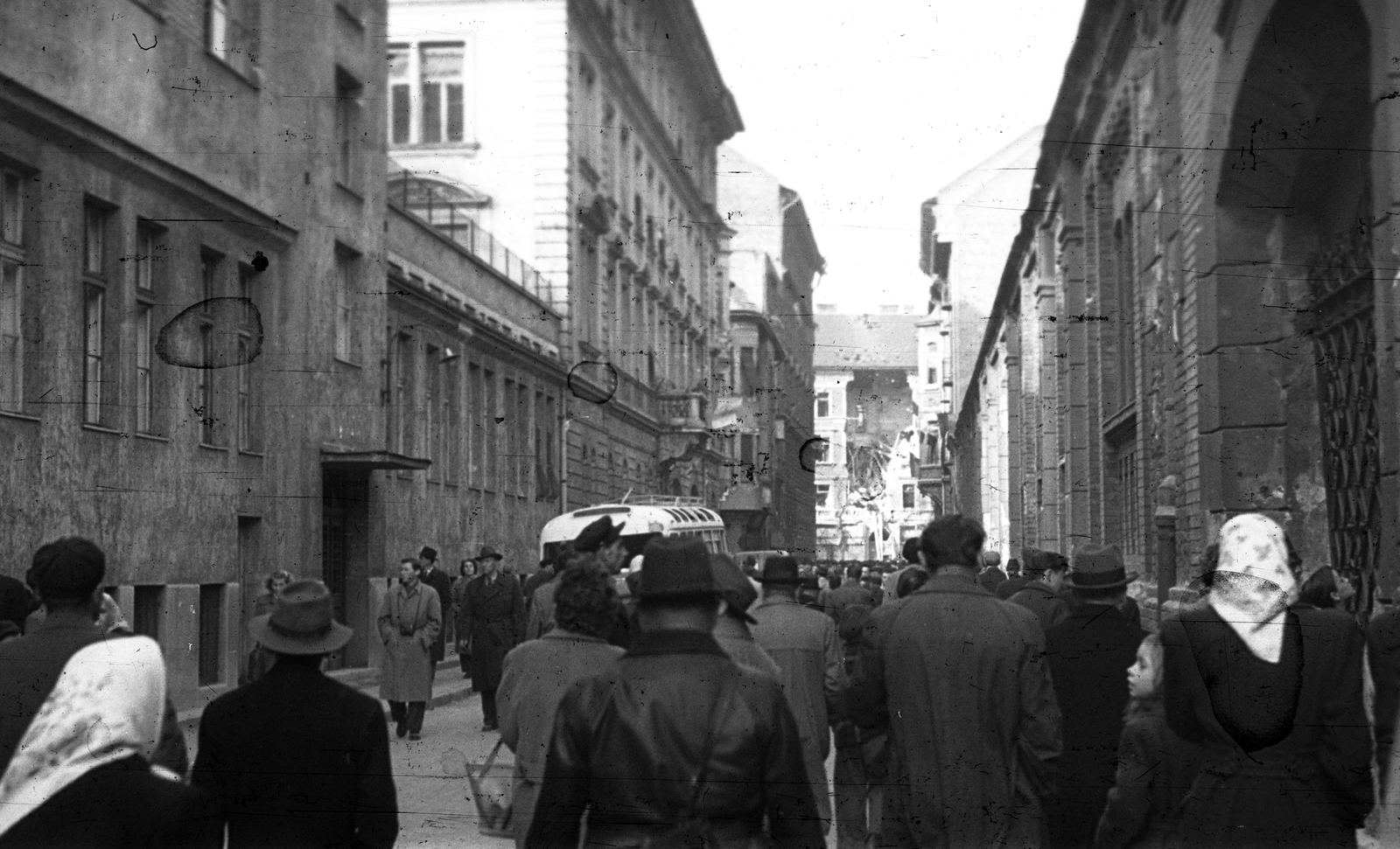 Magyarország, Budapest IX., Tűzoltó utca a Ferenc körút felé nézve., 1956, Nagy Gyula, háborús kár, forradalom, Budapest, épületkár, Fortepan #40286