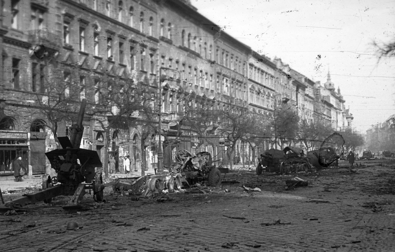 Magyarország, Budapest IX., Ferenc körút a Tompa utcától az Üllői út felé nézve., 1956, Nagy Gyula, forradalom, járműroncs, fegyver, löveg, Budapest, M30 tarack, Fortepan #40288