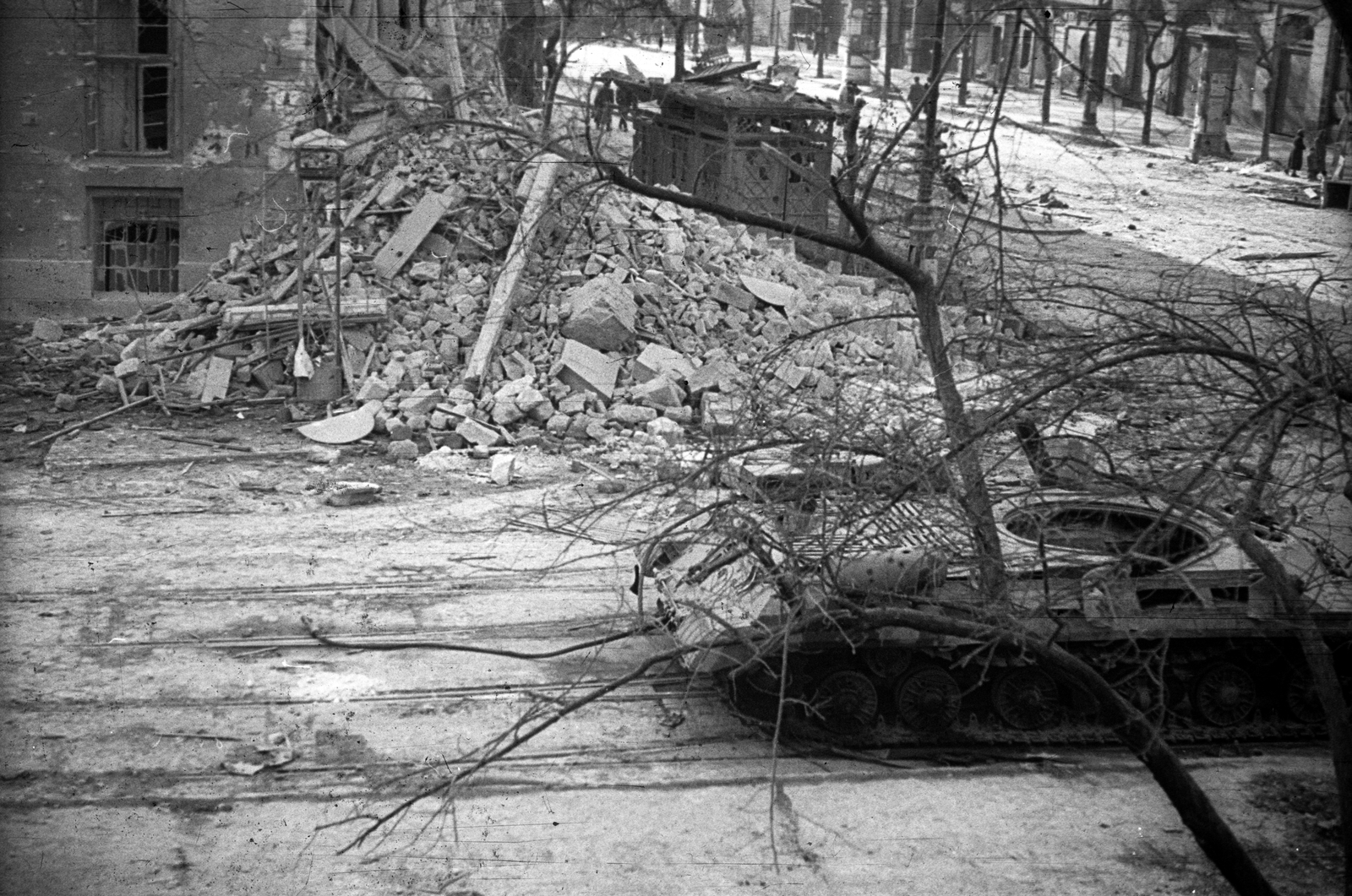 Hungary, Budapest IX., Üllői út - Ferenc körút sarok. ISZ-3 harckocsi roncsa a Kilián laktanya előtt., 1956, Nagy Gyula, Soviet brand, revolution, tank, wreck, IS-3 tank, Budapest, Fortepan #40299