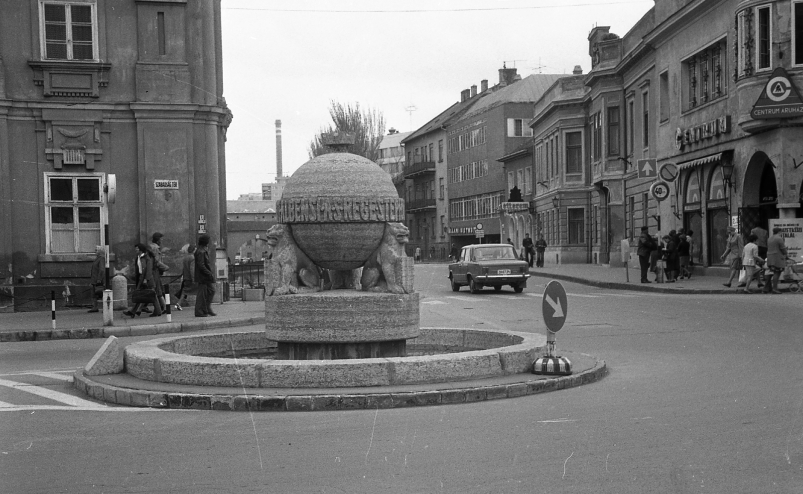 Hungary, Székesfehérvár, Városház (Szabadság) tér, Országalma (Ohmann Béla, 1943.)., 1978, Varga János, sculpture, street view, genre painting, Polski Fiat-brand, road sign, Centrum Department Store, globus cruciger, Béla Ohmann-design, Fortepan #40308