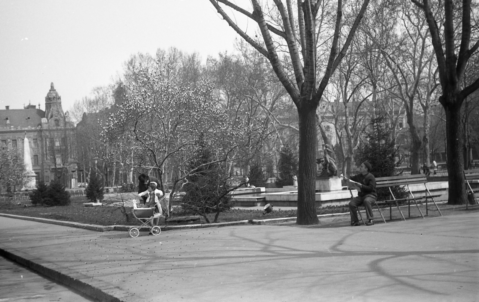 Hungary, Szeged, Széchenyi tér., 1973, Varga János, square, bench, dome, Fortepan #40327