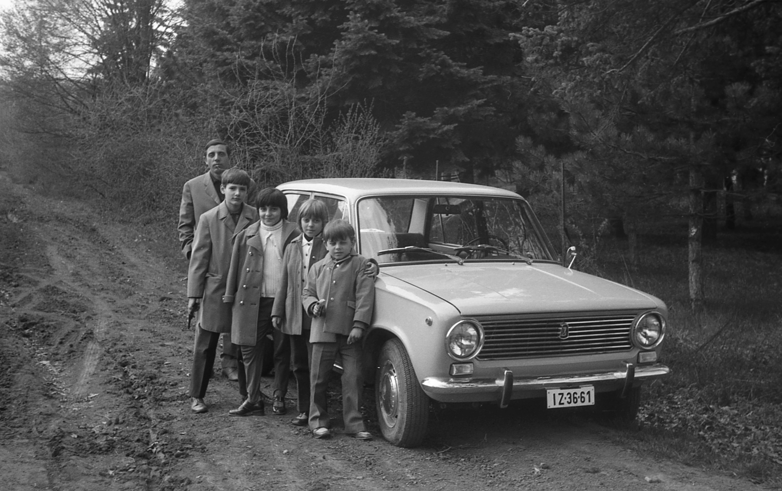 Hungary, Póstelek, a Wenckheim-kastély mellett. Lada (Zsiguli) 1200-as személygépkocsi., 1972, Varga János, Lada-brand, number plate, Fortepan #40349