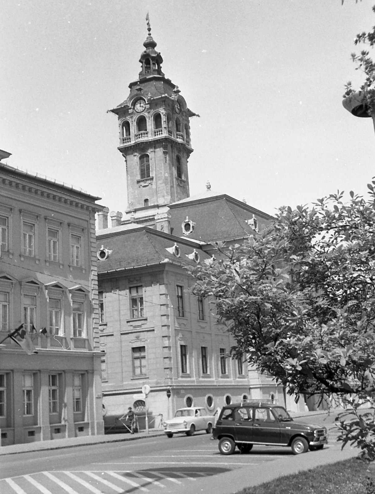 Hungary, Szeged, Széchenyi tér, Városháza., 1977, Varga János, Gerrman brand, Trabant-brand, Renault-brand, French brand, Ödön Lechner-design, public building, automobile, Gyula Pártos-design, Fortepan #40361