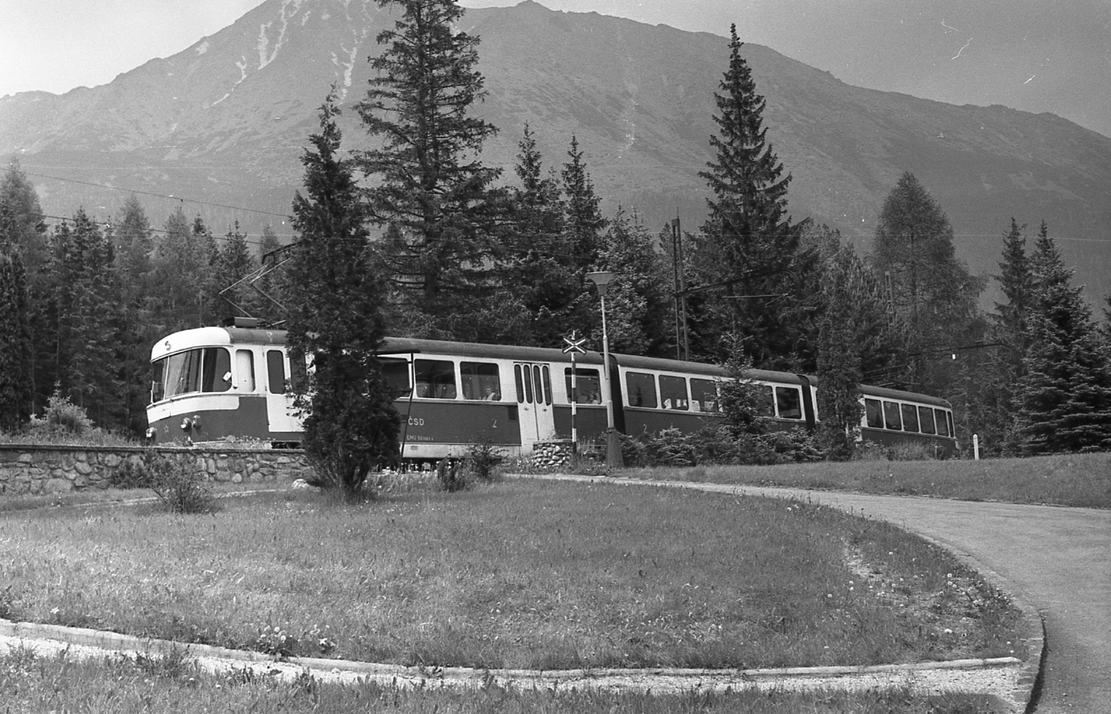 Szlovákia,Magas-Tátra, Tátraotthon, a Tátrai Villamos Vasút (TEŽ) "Tatra" villamos szerelvénye, háttérben a Nagyszalóki csúcs., 1977, Varga János, Csehszlovákia, erdő, vasút, Tátra hegység, Csehszlovák Államvasutak, Fortepan #40365