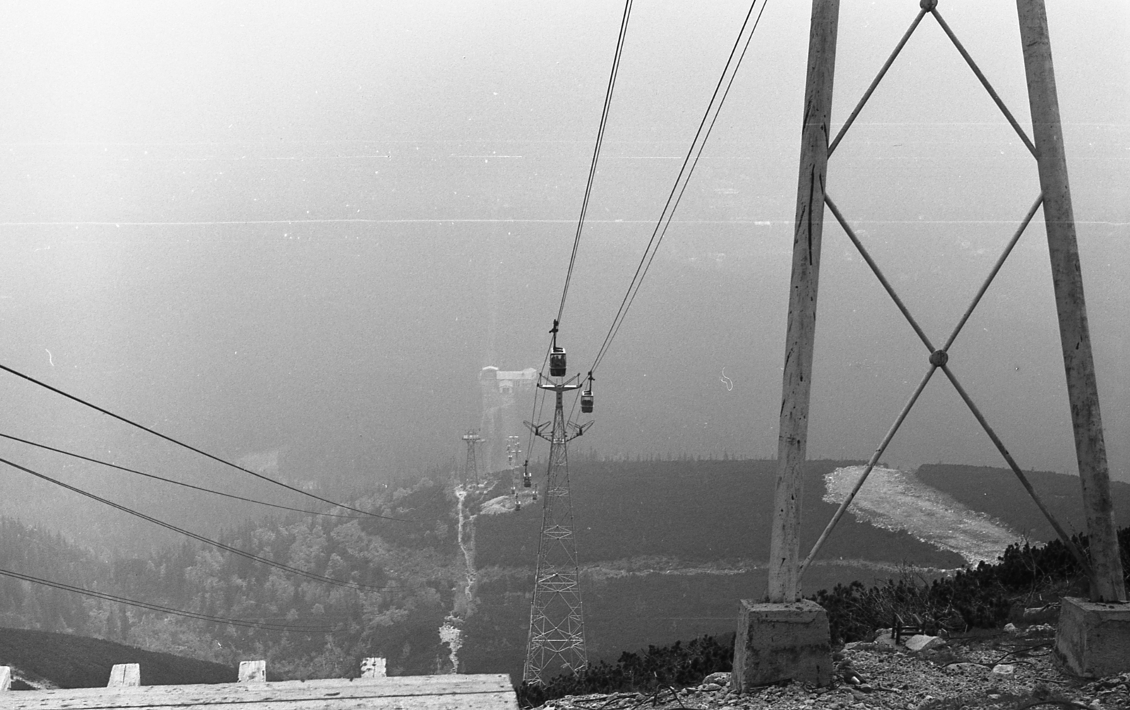 Slovakia,High Tatras, Tátralomnic - Kőpataki tó közötti lanovka., 1977, Varga János, Czechoslovakia, woods, cableway, Tatra Mountains, Fortepan #40367