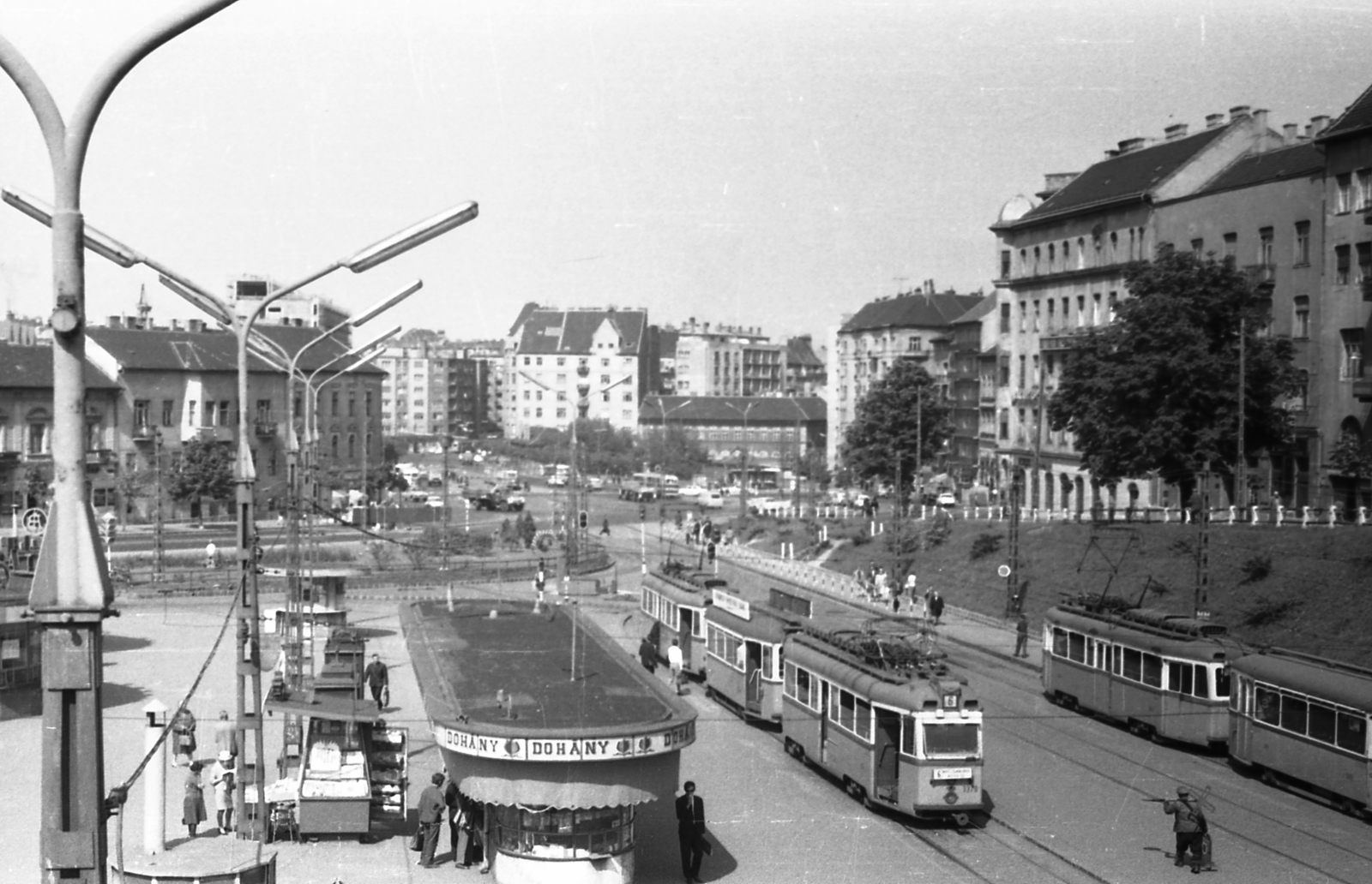 Magyarország, Budapest I.,Budapest II., Széll Kálmán (Moszkva) tér a Széna tér felé nézve, jobbra a Vérmező út házsora., 1970, Varga János, villamos, Ganz-márka, villamos pótkocsi, Budapest, viszonylatszám, Fortepan #40370