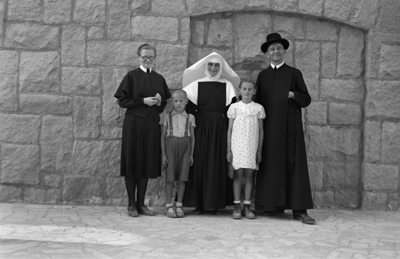 Hungary, Pannonhalma, (Győrszentmárton), Pannonhalmi Bencés Főapátság., 1943, Rados Tamás OSB, religion, priest, tableau, nun, Benedictines, Fortepan #40391