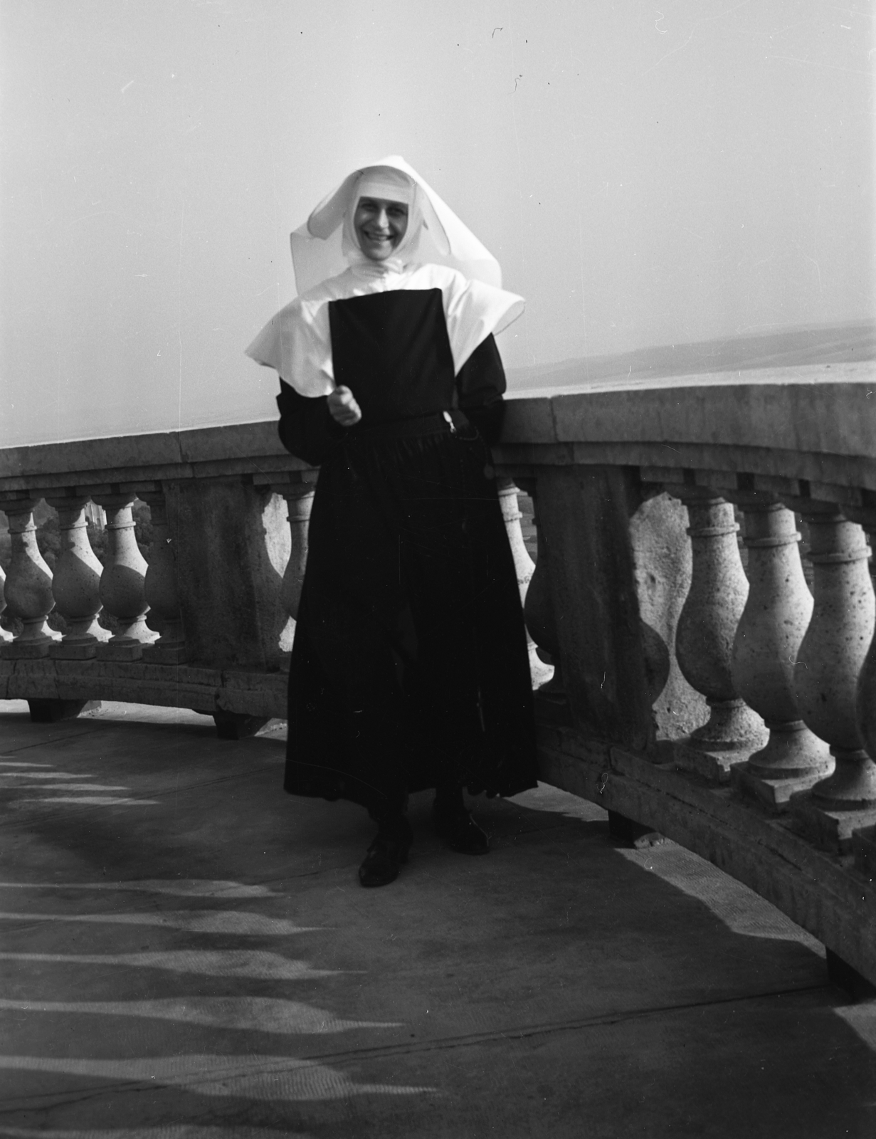 Magyarország, Pannonhalma, (Győrszentmárton), Pannonhalmi Bencés Főapátság, terasz a Bazilika tornyán., 1943, Rados Tamás OSB, vallás, apáca, bencés rend, Fortepan #40395
