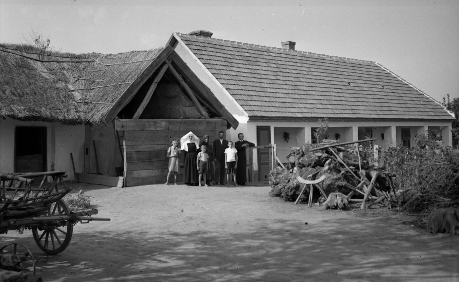 1943, Rados Tamás OSB, vallás, udvar, szekér, csoportkép, apáca, gereblye, Fortepan #40397