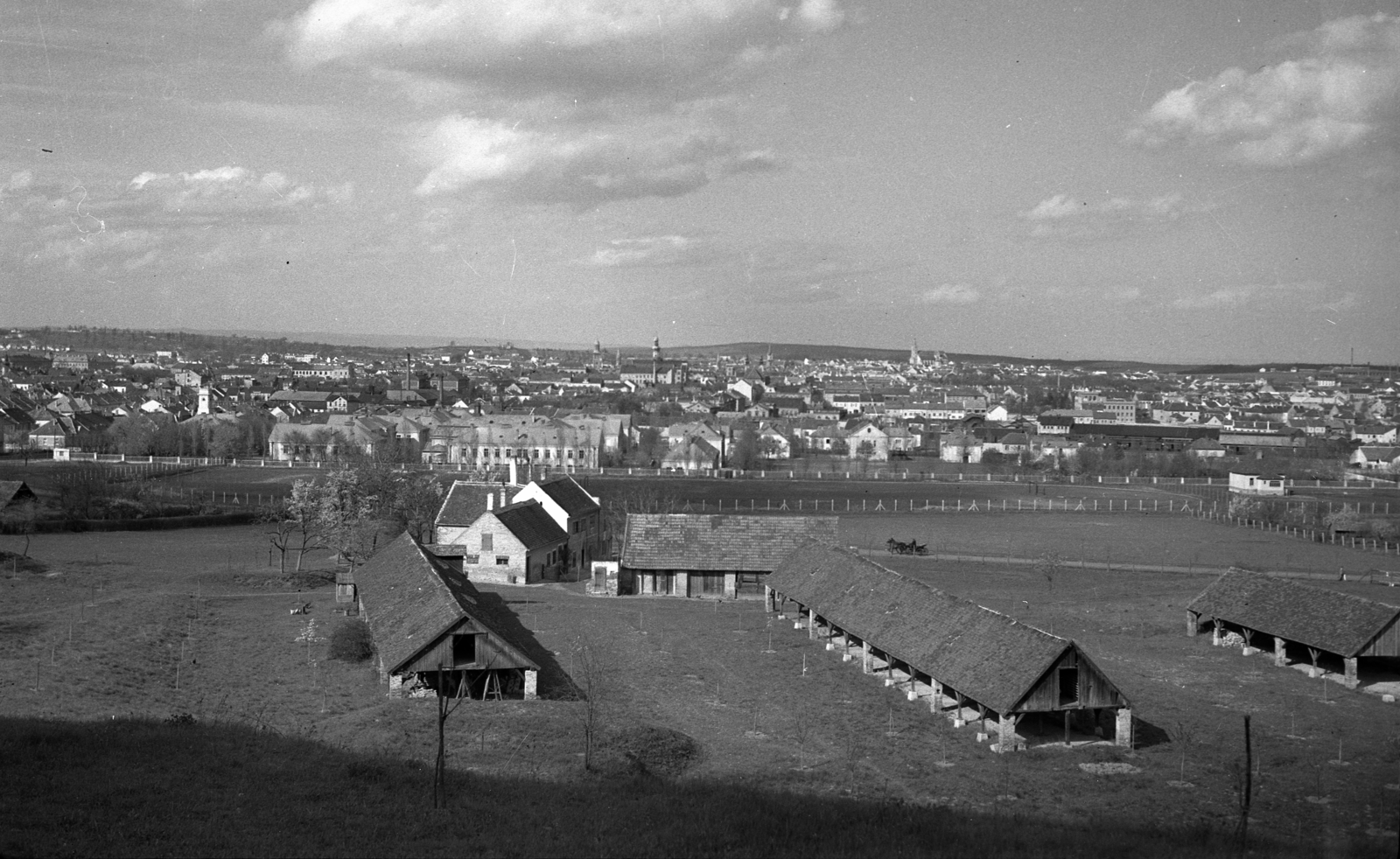 Hungary, Sopron, látkép a mai Villa sor környékéről. Előtérben a Neuberger-Tompos téglagyár, mögötte a Károly laktanya (Rákóczi Hadapródiskola)., 1938, Rados Tamás OSB, factory, Fortepan #40404