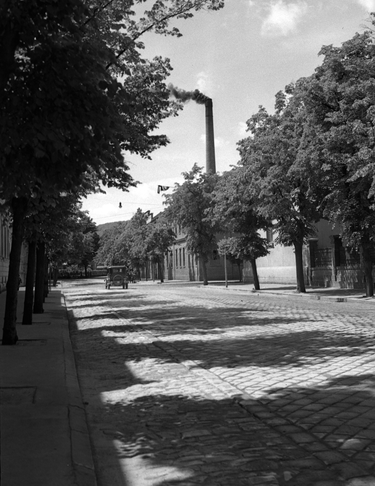 Hungary, Sopron, Erzsébet utca a mai Állomás utca irányába nézve. Szemben a Vasárugyár (ELZETT)., 1938, Rados Tamás OSB, street view, smoke, factory chimney, Fortepan #40406