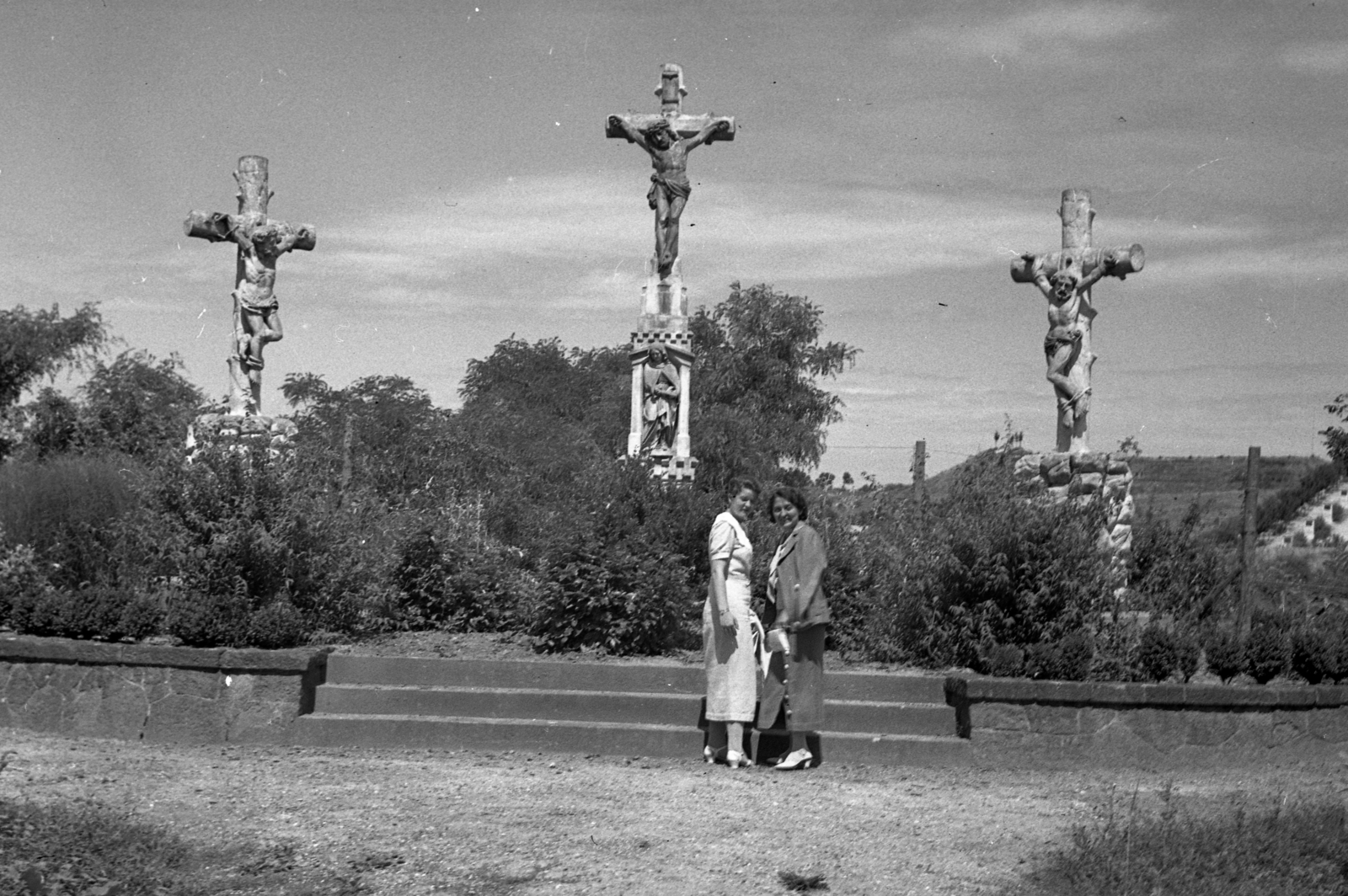 Magyarország,Balaton, Tihany, Kis kálvária., 1938, Rados Tamás OSB, szobor, feszület, Jézus Krisztus-ábrázolás, Szűz Mária-ábrázolás, Fortepan #40411