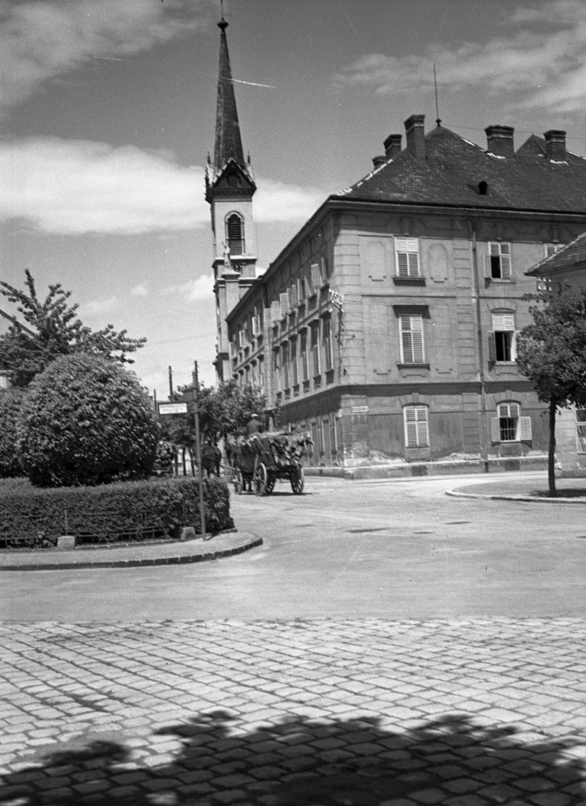 Hungary, Sopron, Ferenczy János - Táncsics - Kossuth Lajos utca találkozása. Háttérben a Jézus szíve templom, "népies" nevén Szürkék temploma., 1938, Rados Tamás OSB, church, Fortepan #40413